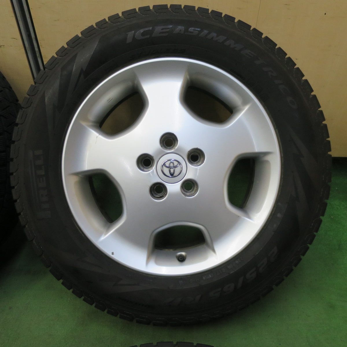 バリ溝!9分★トヨタ クルーガー 純正 225/65R17 スタッドレス ピレリ アイスアシンメトリコ 17インチ PCD114.3/5H★5090304TTス