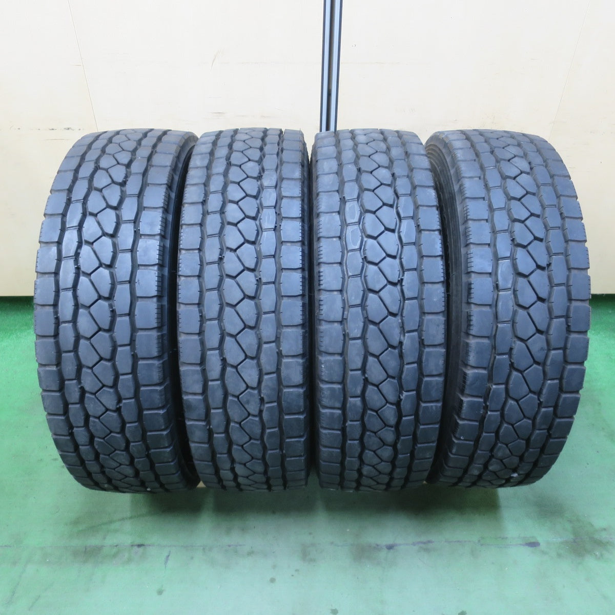 超バリ溝!25年!9.5分以上★トラック バス タイヤ 245/70R19.5 136/134J ブリヂストン エコピア M801 Ⅱ ミックス オールシーズン 19.5インチ★6013103イスタ
