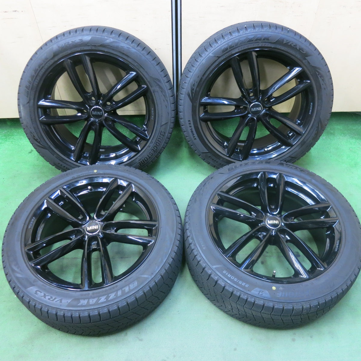 バリ溝!23年!キレイ!9.5分★MINI ミニ 等 MAK OXFORD 225/50R18 スタッドレス ブリヂストン ブリザック VRX3 マック オクスフォード 18インチ PCD112/5H★5092001SKス