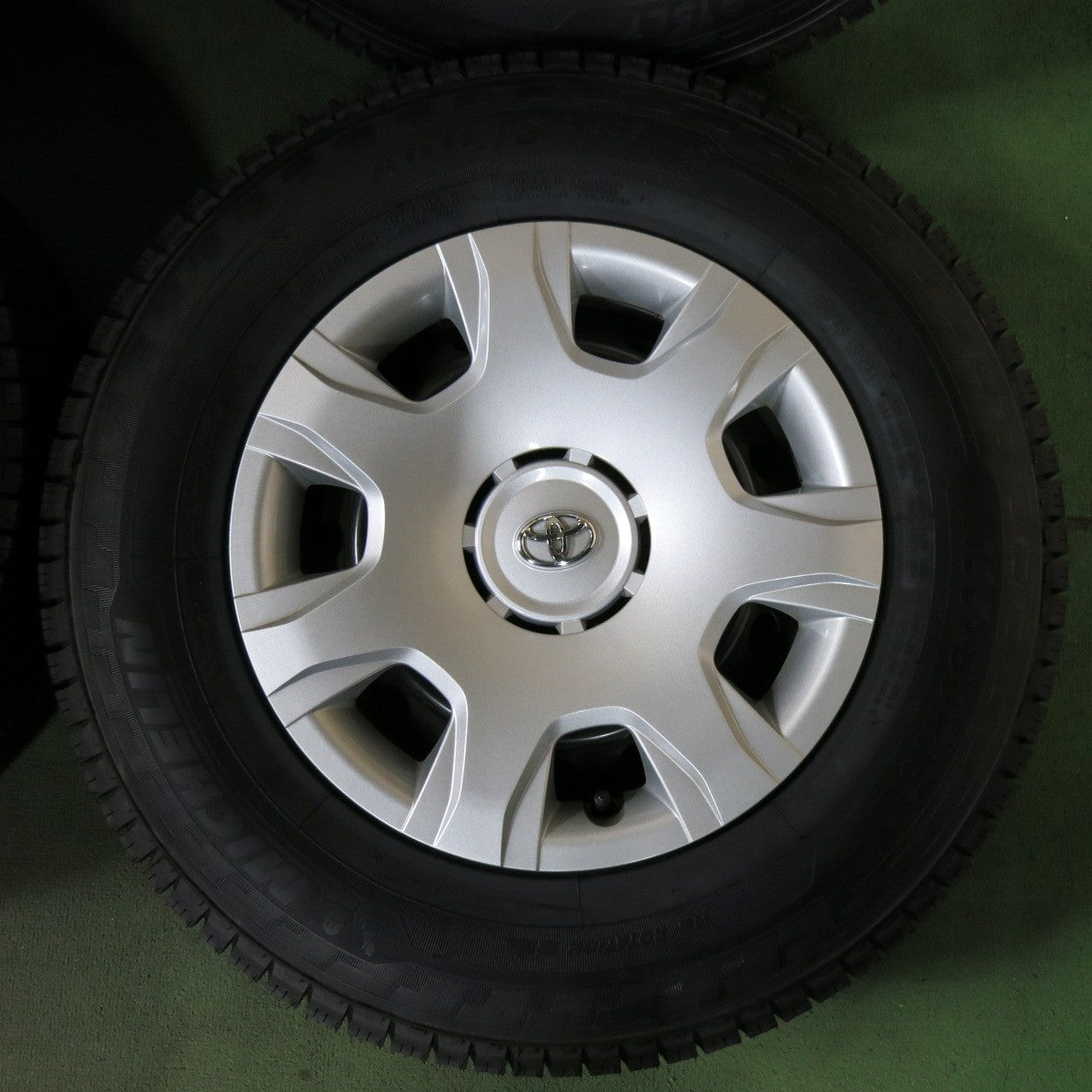 未使用!23年!キレイ★トヨタ 200系 ハイエース 純正 スチール 195/80R15 107/105R スタッドレス ミシュラン AGILIS X-ICE 15インチ PCD139.7/6H★5073007SYス