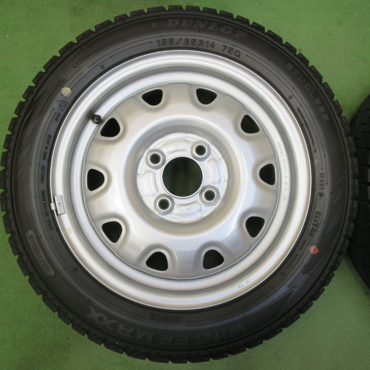 タイヤほぼ未使用!24年!キレイ★スタッドレス 155/65R14 ダンロップ ウインターマックス WM02 TOPY スチール 14インチ PCD100/4H★5072407イス