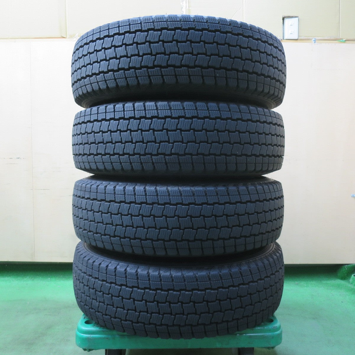 バリ溝!22年!キレイ!9.5分★スタッドレス 195/80R15 107/105L グッドイヤー アイスナビ CARGO DELF FLEX 15インチ PCD139.7/6H★5042912イス