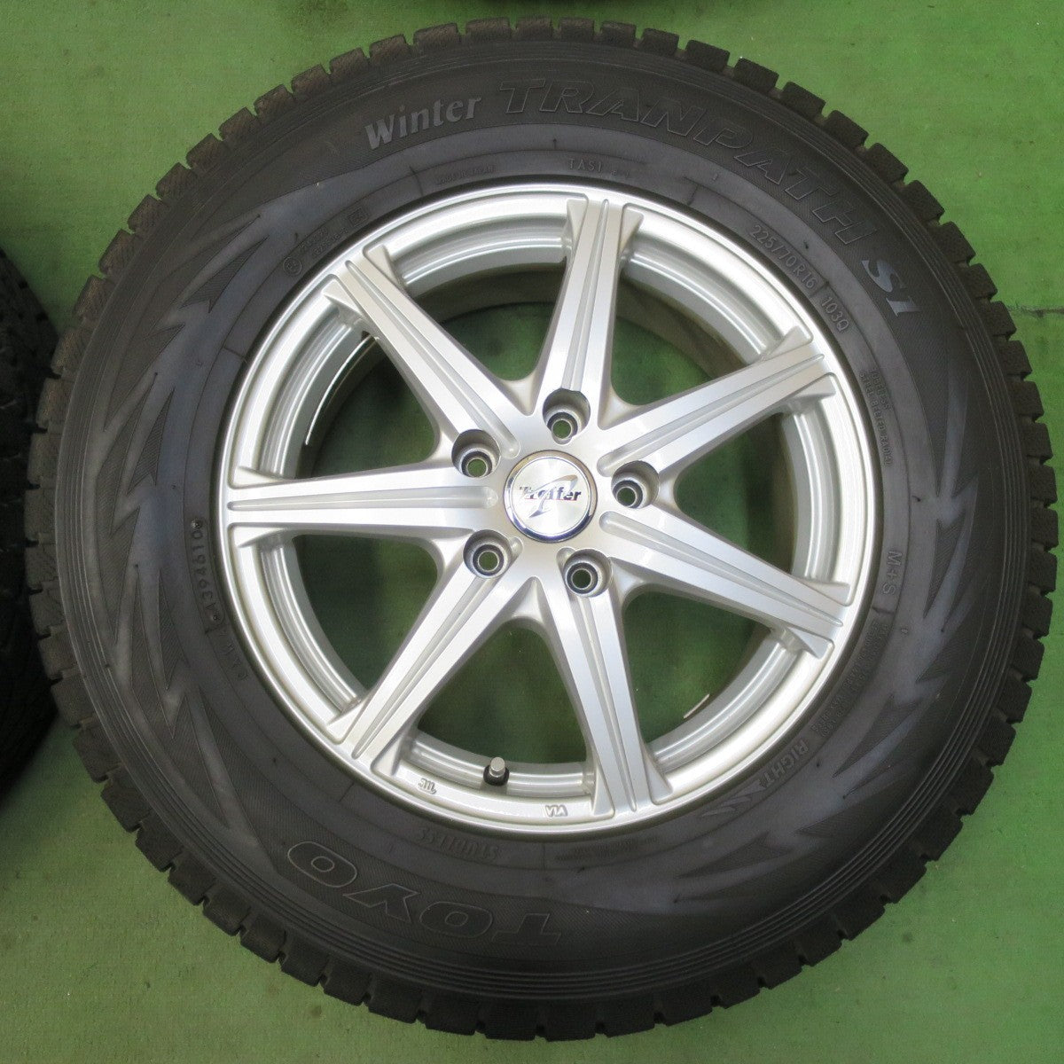 バリ溝!キレイ!9.5分★スタッドレス 225/70R16 トーヨー ウインター トランパス S1 Treffer トレファー 16インチ PCD114.3/5H★5100201イス