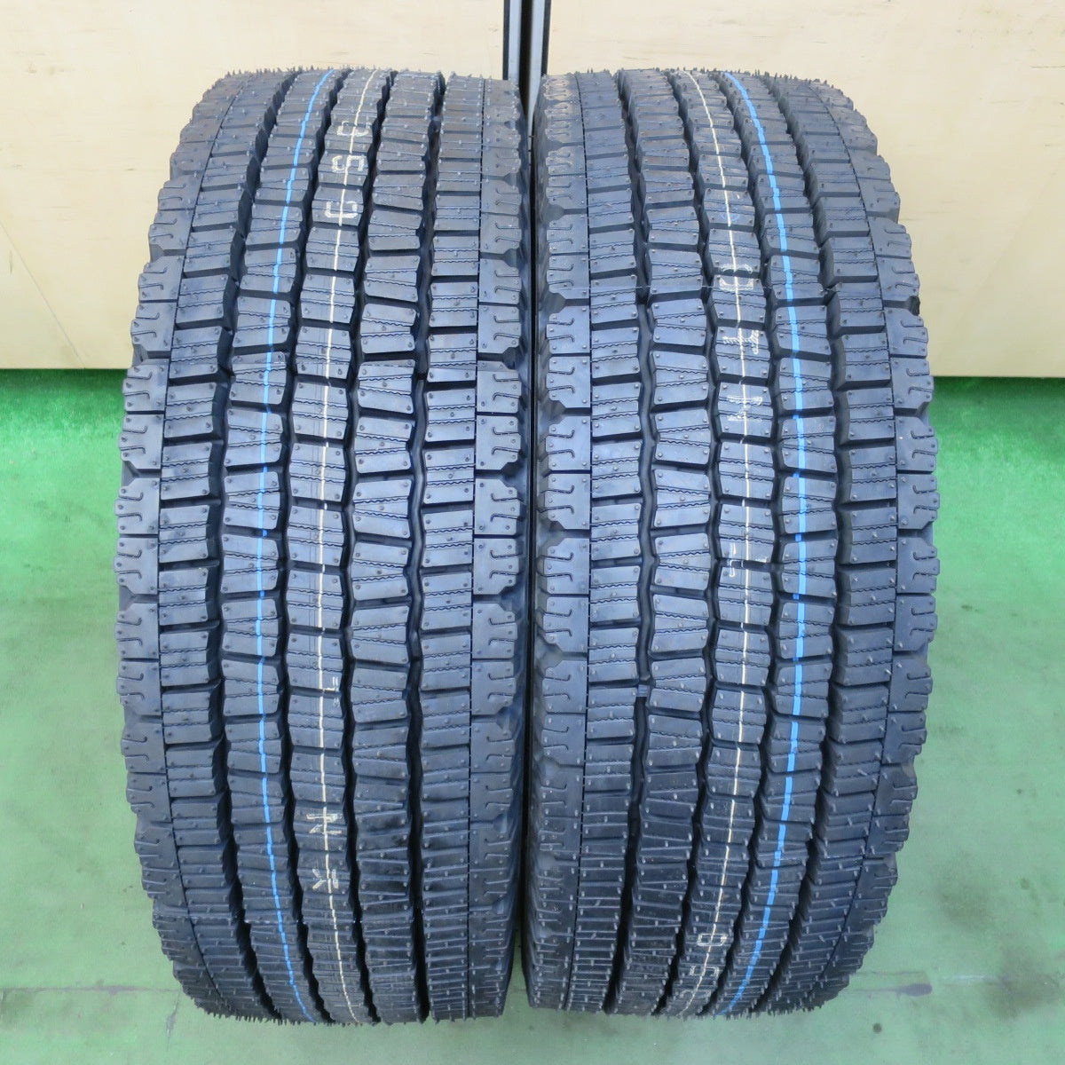 未使用!25年!2本★トラック タイヤ 245/70R19.5 136/134J スタッドレス ダンロップ デクテス SP081 DECTES 19.5インチ★5111601イスタ