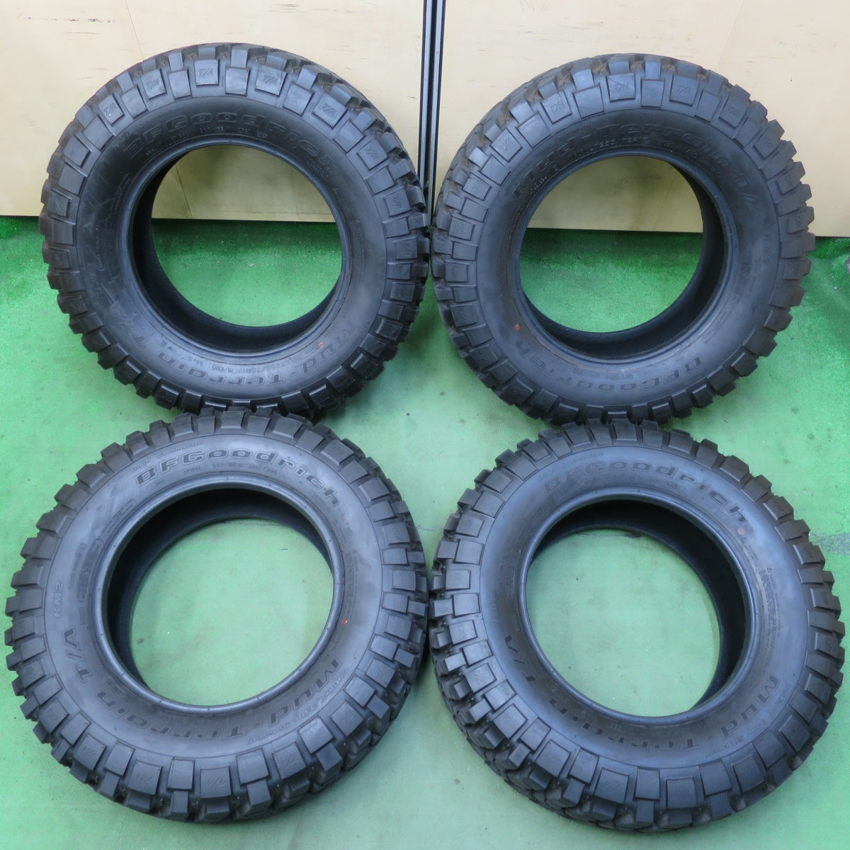 新車外し!23年★255/75R17 111/108Q BFグッドリッチ Mud-Terrain T/A KM2 タイヤ 17インチ ジープ ラングラー 等★5061001イノタ
