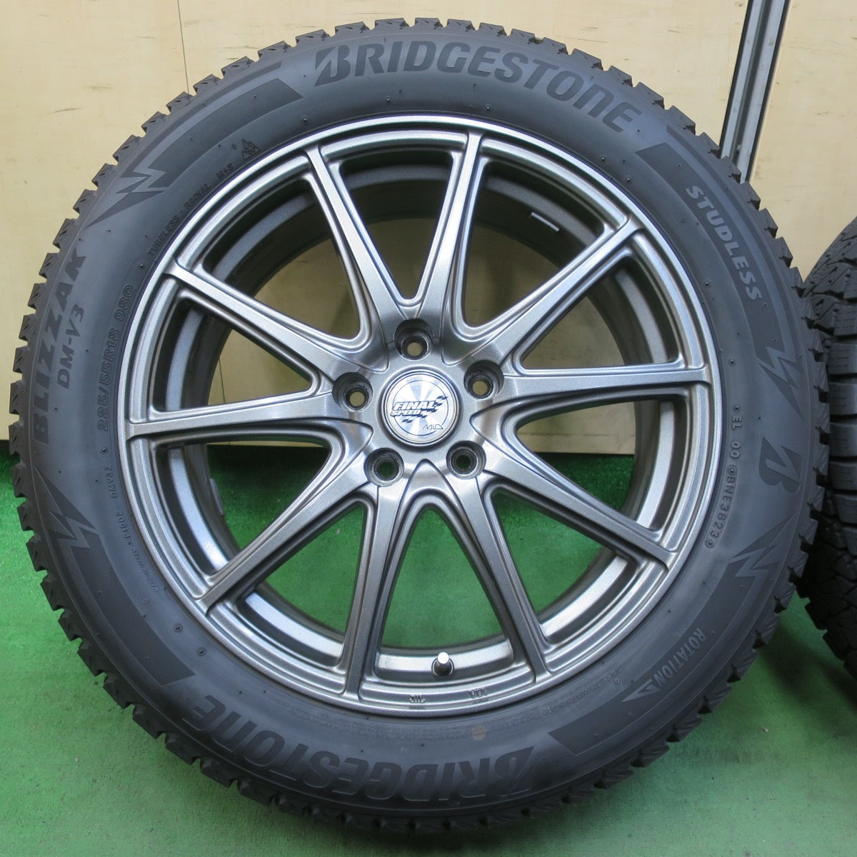 バリ溝!23年!キレイ!9分★スタッドレス FINAL SPEED 225/55R18 ブリヂストン ブリザック DM-V3 MiD ファイナルスピード マルカ 18インチ PCD114.3/5H★5090401イス