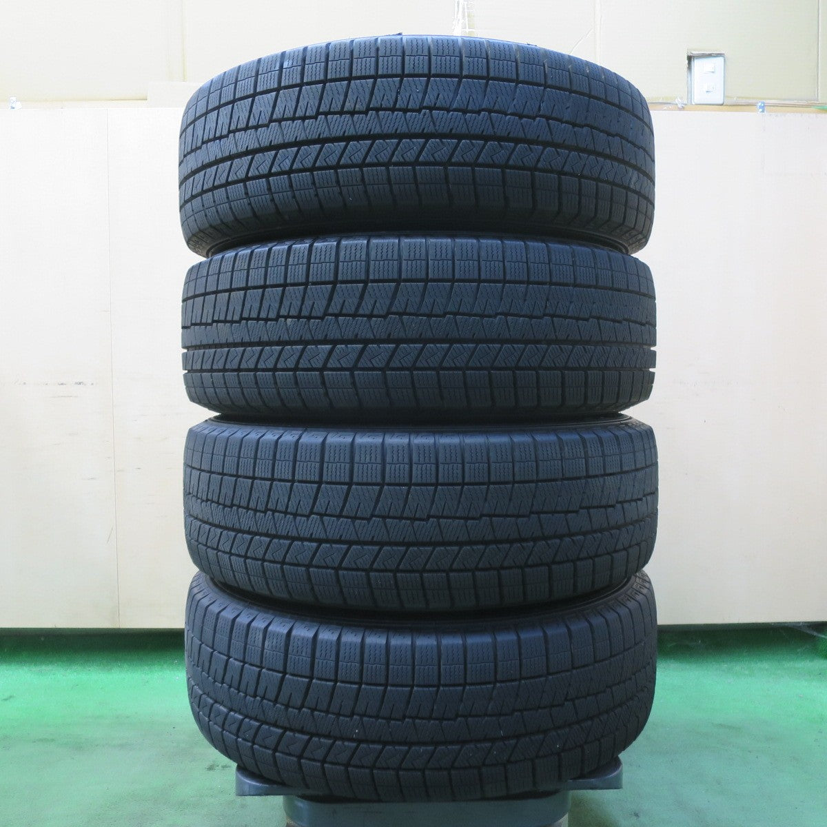 バリ溝!23年!9.5分★トヨタ 80系 ヴォクシー ノア 純正 205/60R16 スタッドレス ダンロップ ウインターマックス03 16インチ PCD114.3/5H★5092603イス