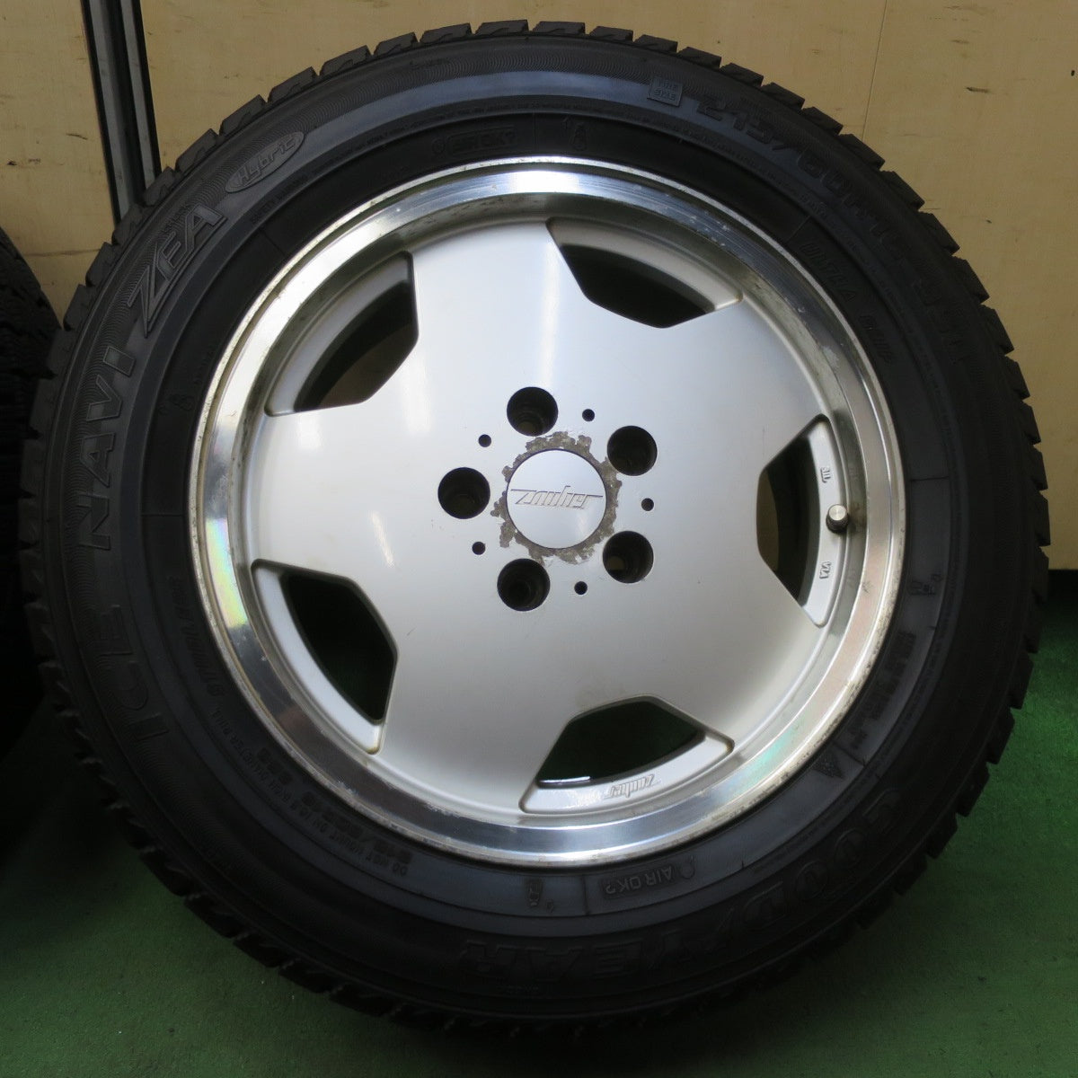 バリ溝!9.5分★スタッドレス 215/60R16 グッドイヤー アイスナビ ZEA Zauber ザウバー 16インチ PCD114.3/5H★5093015イス