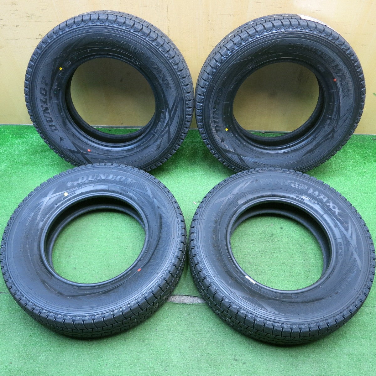 未使用!24年★スタッドレス 195/80R15 107/105L ダンロップ ウインターマックス SV01 タイヤ 15インチ ハイエース キャラバン 等★5051803HAスタ
