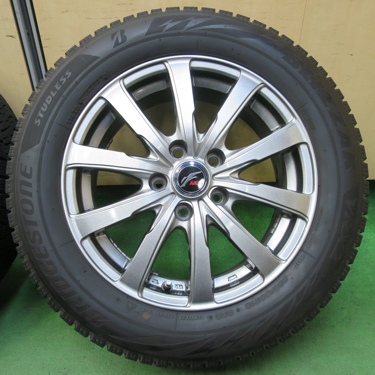 バリ溝!22年!キレイ!9.5分★スタッドレス 205/60R16 ブリヂストン ブリザック VRX2 Fang ファング 16インチ PCD114.3/5H★5042503イス