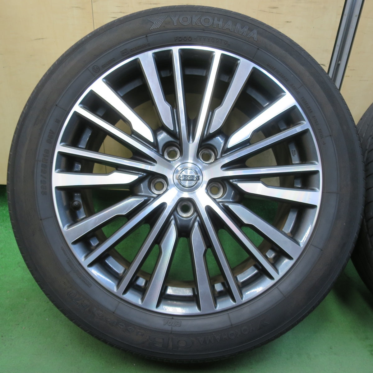 キレイ★日産 E52 エルグランド 純正 225/55R18 ヨコハマ dBデシベル E70 E70A 18インチ PCD114.3/5H★5050402IMノ