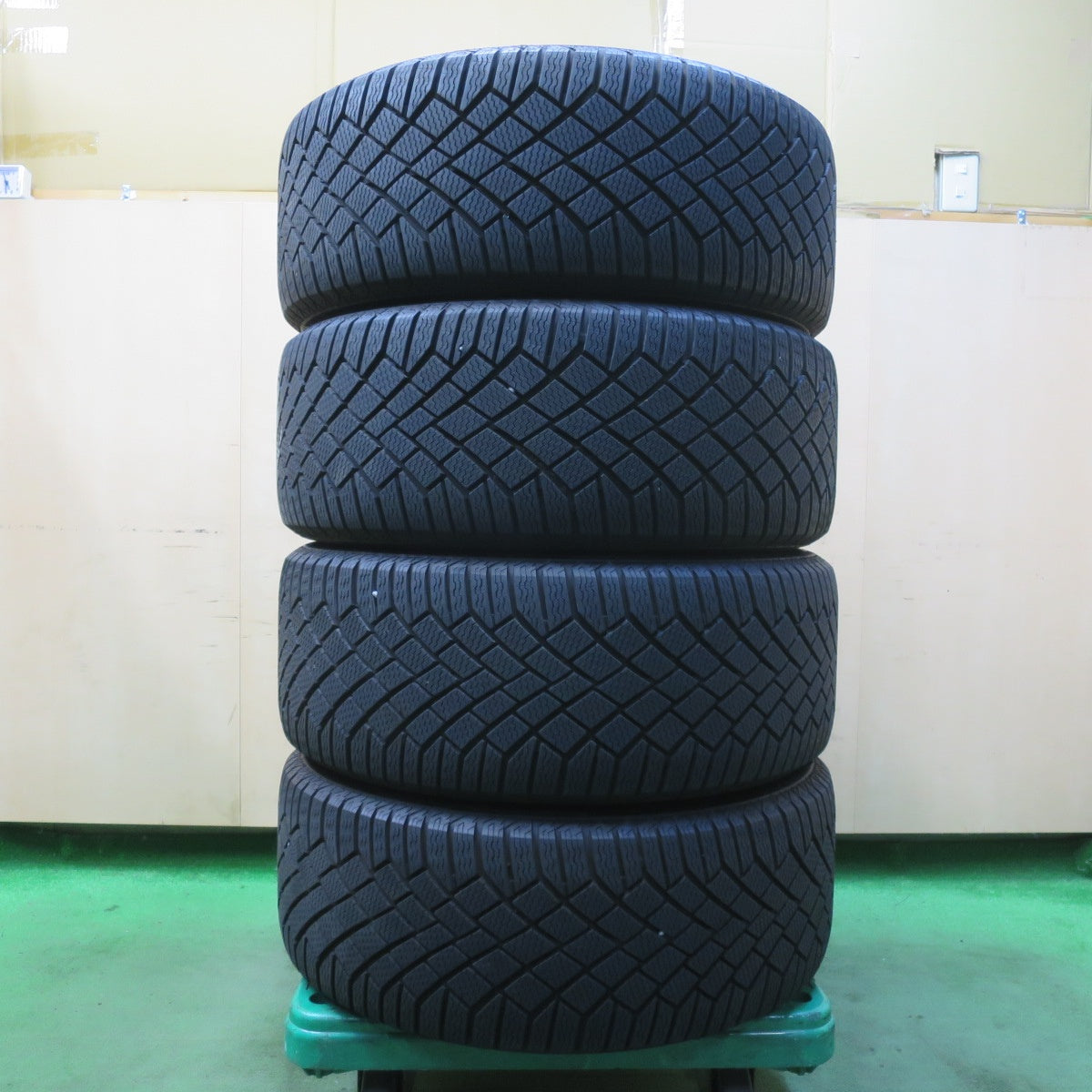 バリ溝!23年!キレイ!9.5分以上★ベンツ 等 EURO FORSCH H793 245/45R18 スタッドレス コンチネンタル バイキングコンタクト7 ユーロフォルシュ 18インチ PCD112/5H★5101701イス