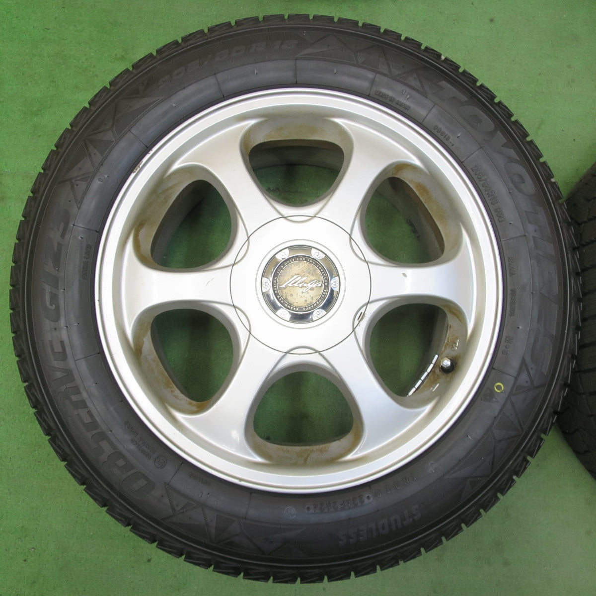 超バリ溝!24年!ほぼ10分★スタッドレス 205/60R16 トーヨー オブザーブ GIZ3 ILLUGA 16インチ PCD100 114.3/5H マルチ★5071604イス