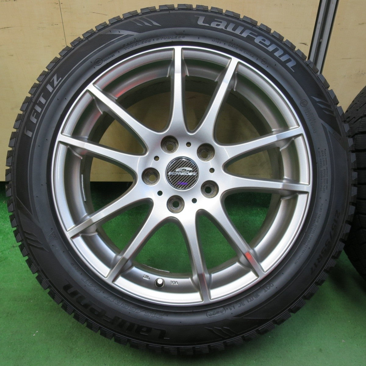 バリ溝!22年!キレイ!9.5分以上★スタッドレス 215/55R17 ラウフェン I FIT IZ SCHNEIDER シュナイダー 17インチ PCD114.3/5H★5011605イス