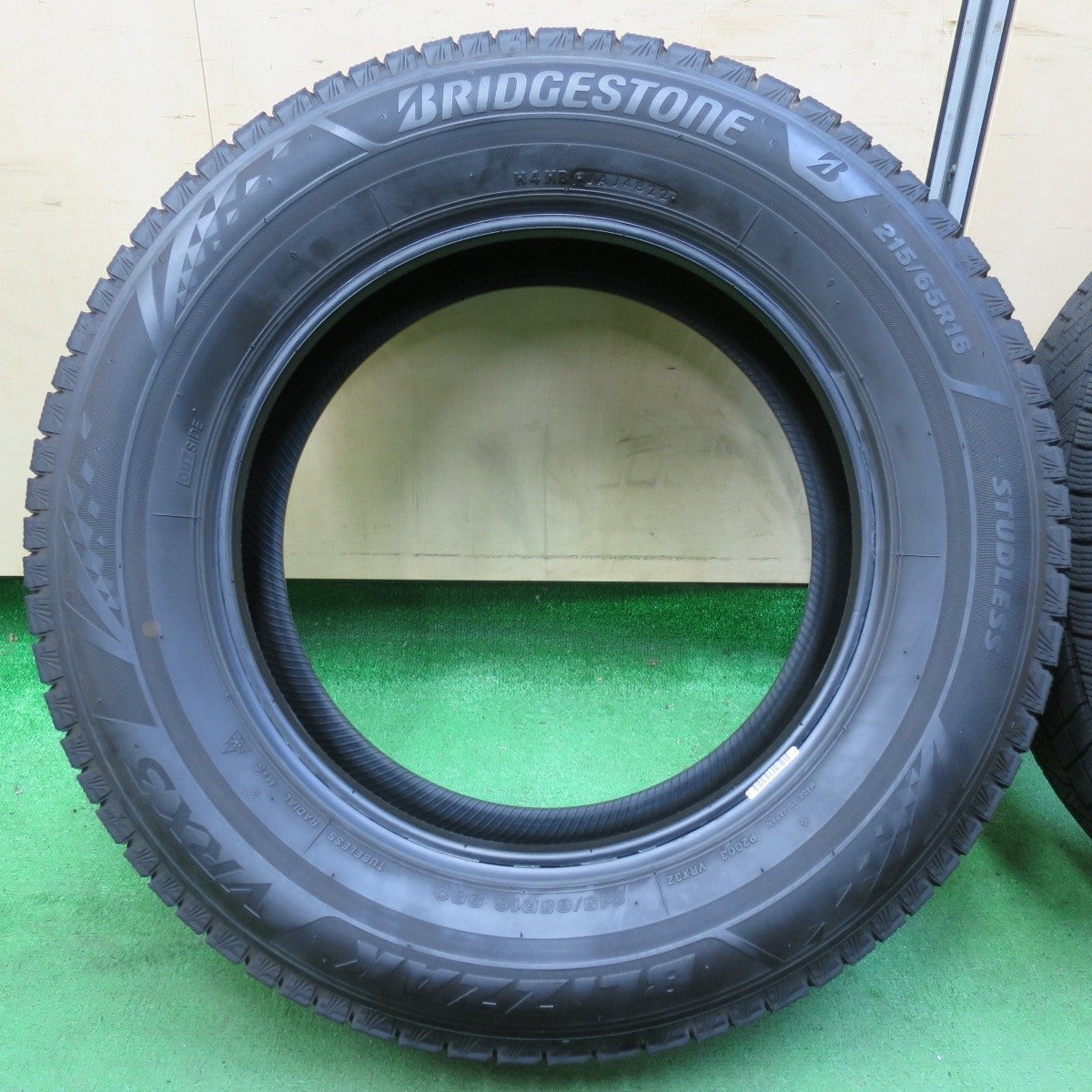バリ溝 22年 9分★スタッドレス 215/65R16 ブリヂストン ブリザック VRX3 16インチ アルファード ヴェルファイア等★4082714イス