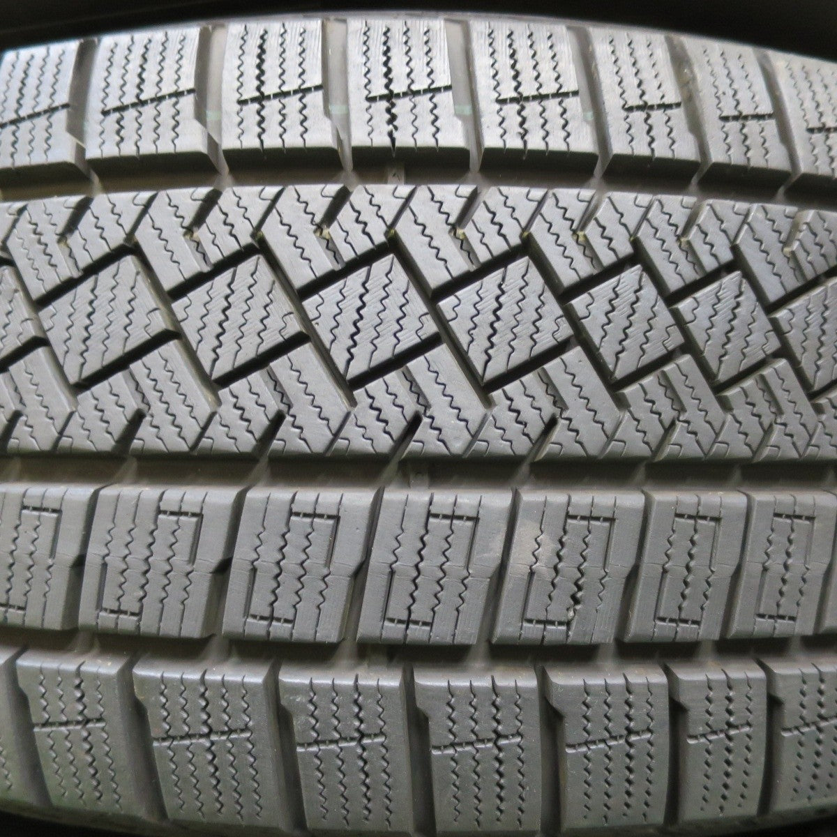 バリ溝!22年!キレイ!9.5分以上★フォレスター等 225/60R17 スタッドレス ピレリ アイスゼロ アシンメトリコ SIBILLA NEXT W5 シビラ PCD100/5H★4111106イス