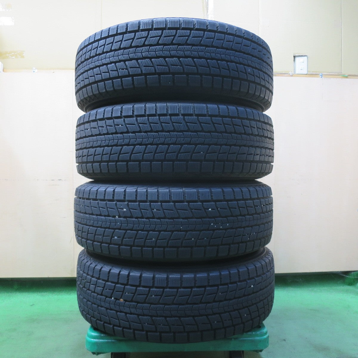 バリ溝!キレイ!9.5分★スタッドレス 235/65R17 ダンロップ ウインターマックス SJ8 DUFACT デュファクト 17インチ PCD114.3/5H★5092601イス