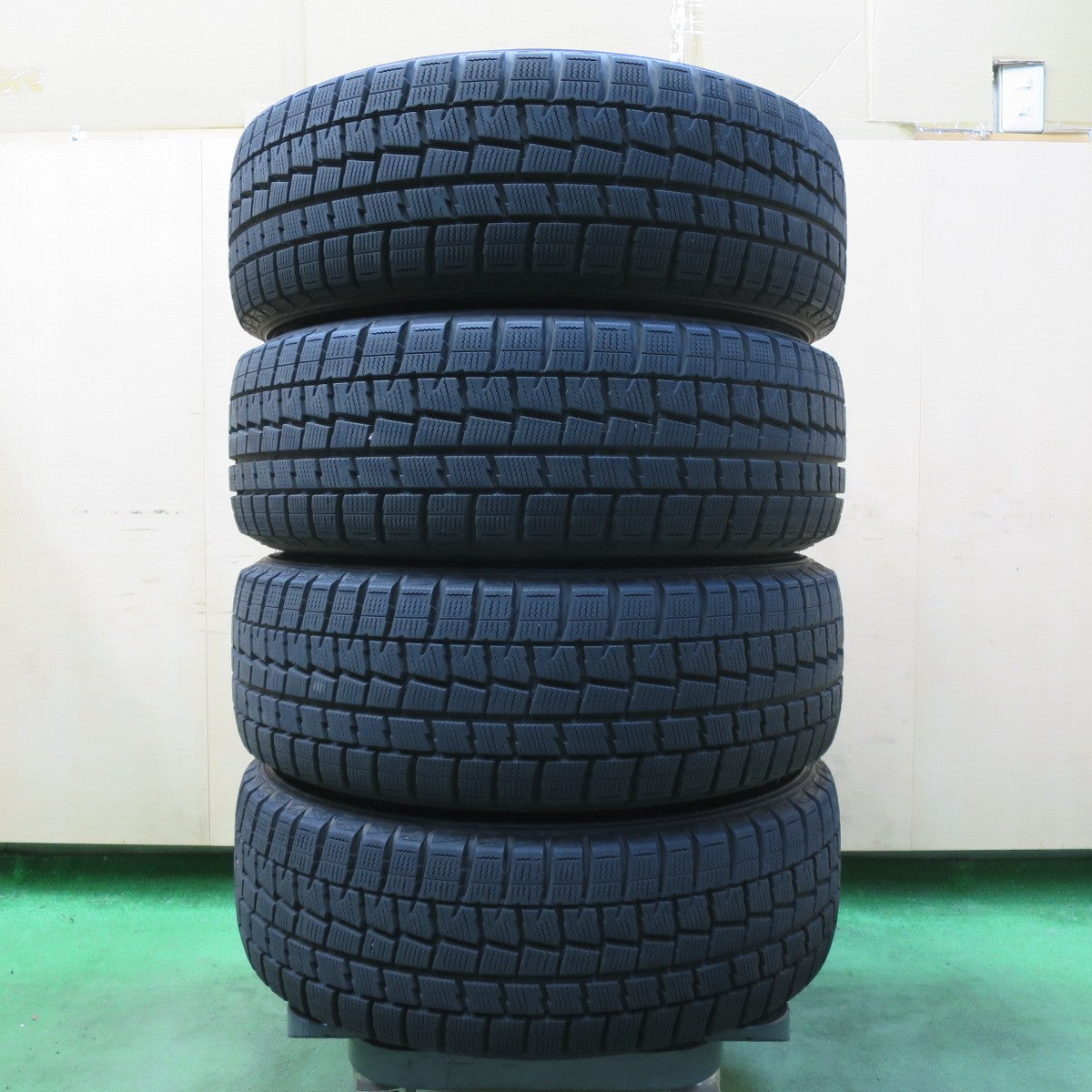 バリ溝!キレイ!9.5分以上★スタッドレス 205/55R16 ダンロップ ウインターマックス WM01 ZELERNA ゼラーナ 16インチ PCD114.3/5H★5070601イス