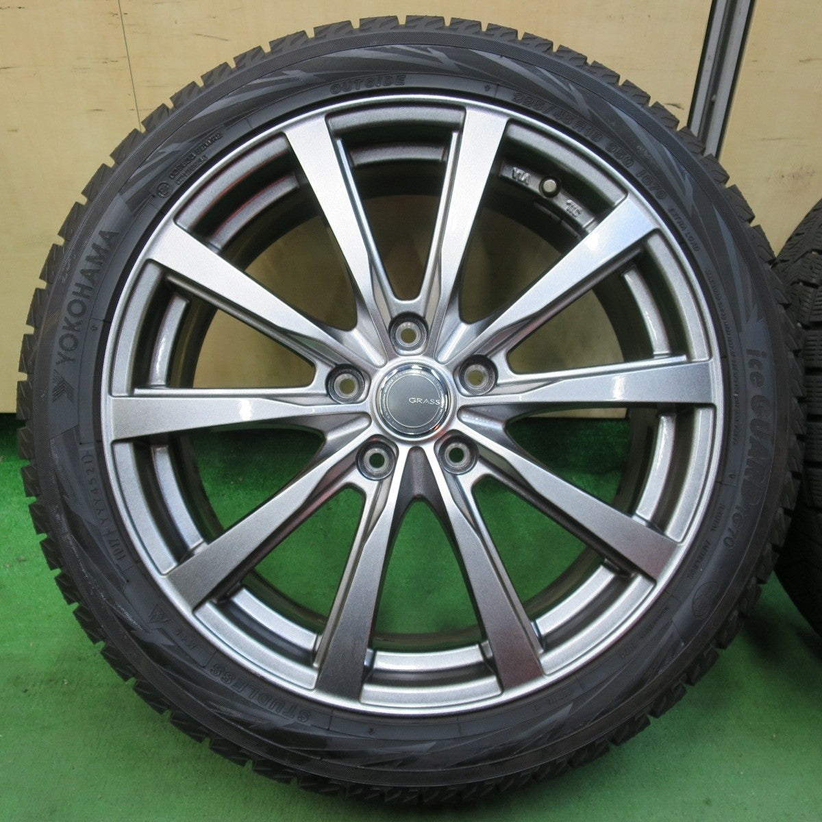 バリ溝!21年!キレイ!9.5分以上★スタッドレス 225/45R18 ヨコハマ アイスガード iG70 GRASS グラス 18インチ PCD114.3/5H★5011303イス