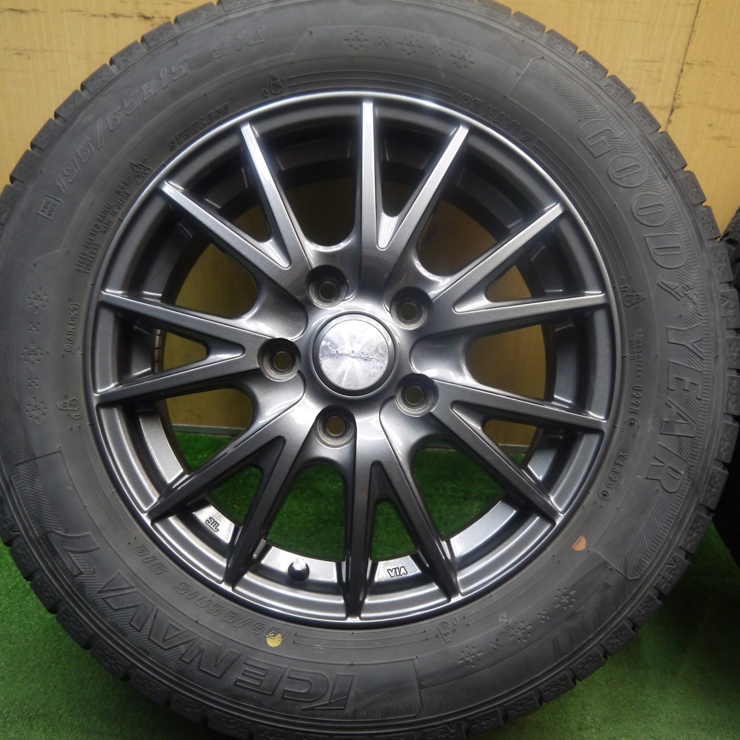 バリ溝!キレイ!8.5分★スタッドレス 195/65R15 グッドイヤー アイスナビ7 VELVA SPORT ヴェルヴァ 15インチ PCD114.3/5H★5092403Hス