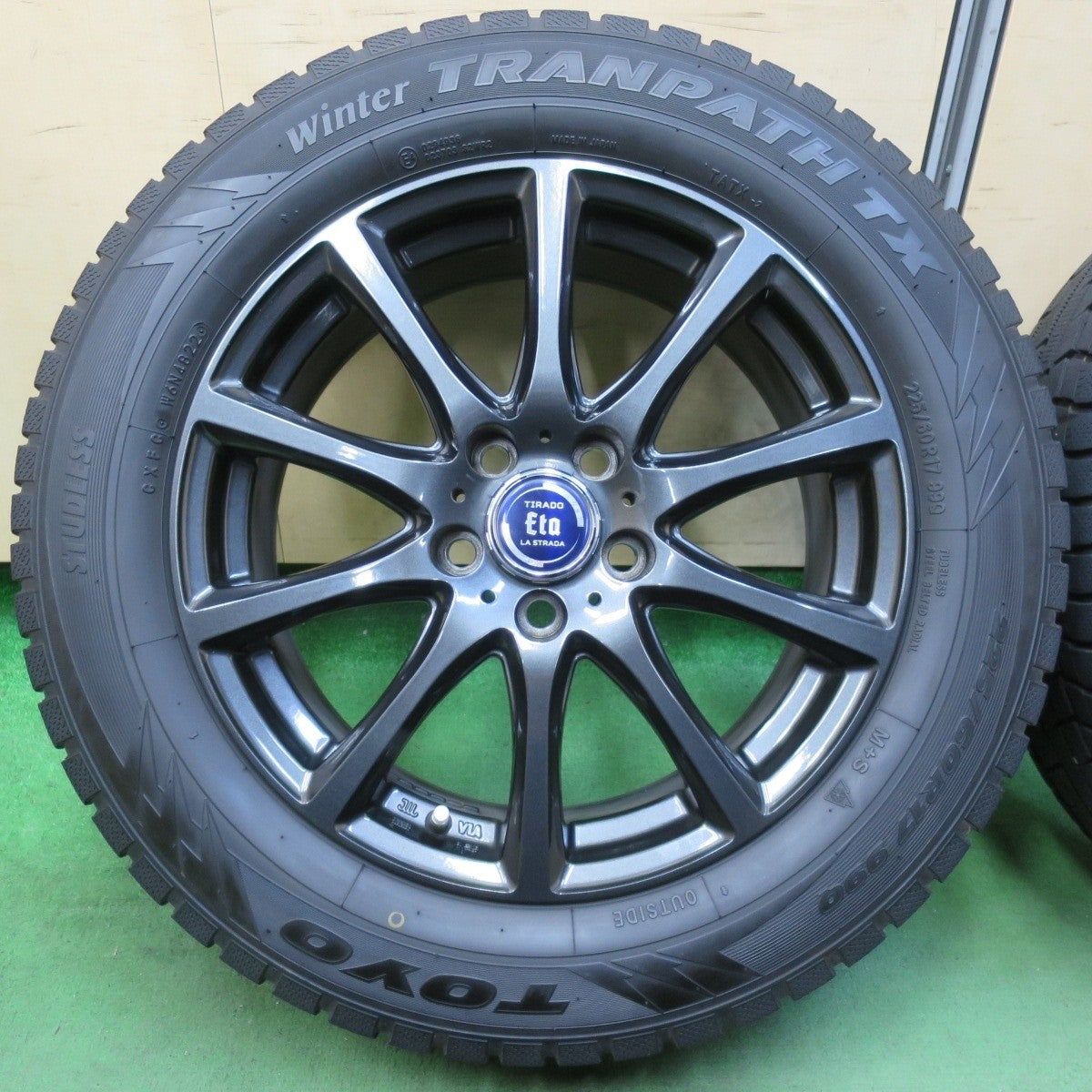 バリ溝!22年!キレイ!9.5分★スタッドレス 225/60R17 トーヨー ウインター トランパス TX TIRADO Eta LA STRADA 17インチ PCD114.3/5H★5032207イス