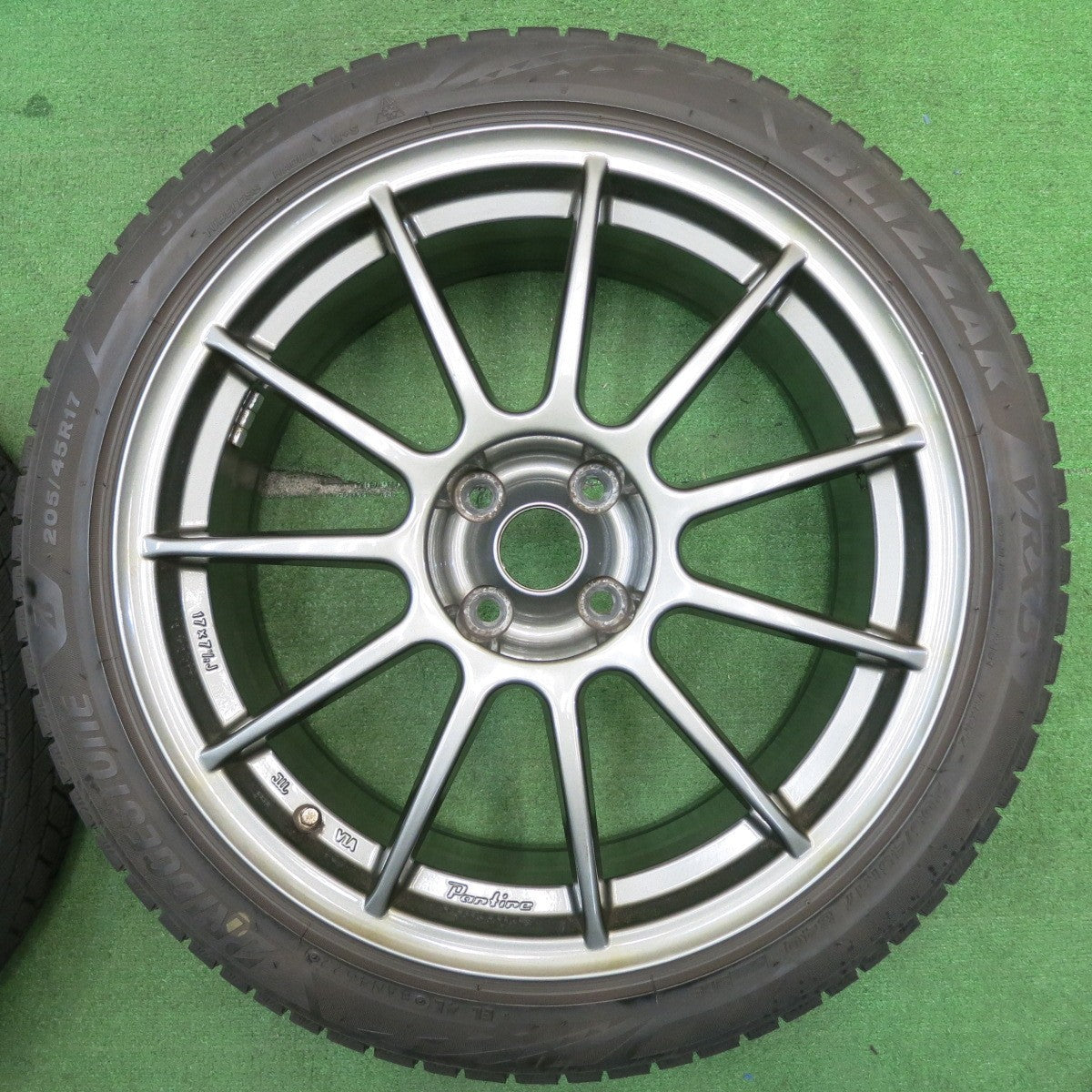 バリ溝!22年!9分★アバルト 595 ASSO Partire 205/45R17 スタッドレス ブリヂストン ブリザック VRX3 17インチ パルティーレ PCD98/4H★5050404NJス
