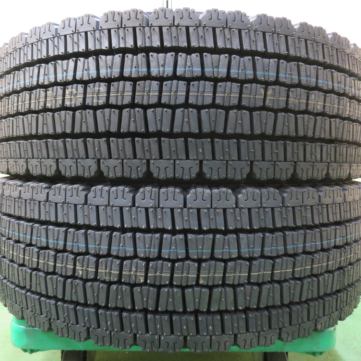 未使用!24年!2本★トラック タイヤ 245/70R19.5 136/134J スタッドレス ダンロップ デクテス SP081 DECTES 19.5インチ★5063003イスタ
