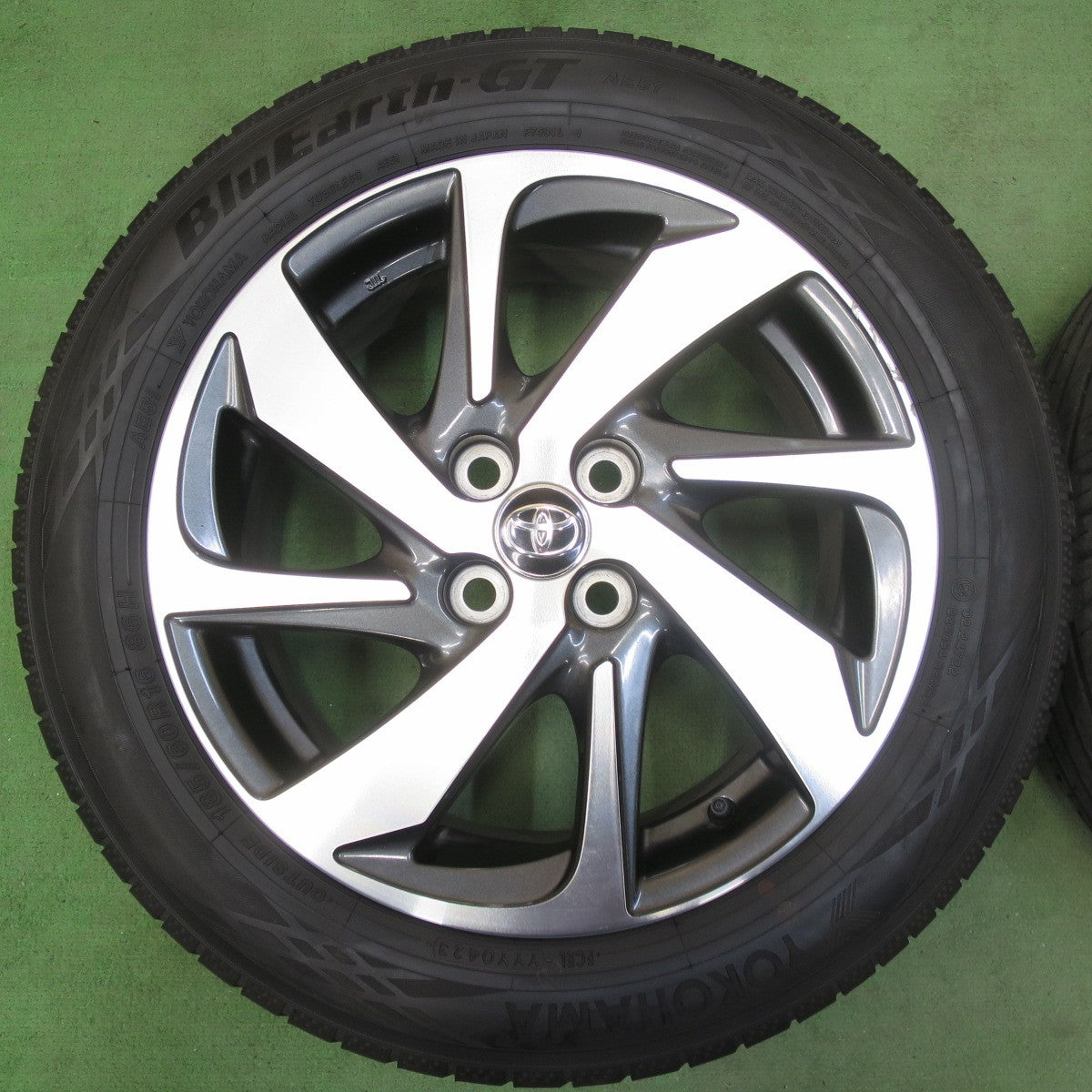 バリ溝!23年!キレイ!8.5分★トヨタ アクア クロスオーバー 純正 185/60R16 ヨコハマ BluEarth-GT AE51 16インチ PCD100/4H★5042603イノ
