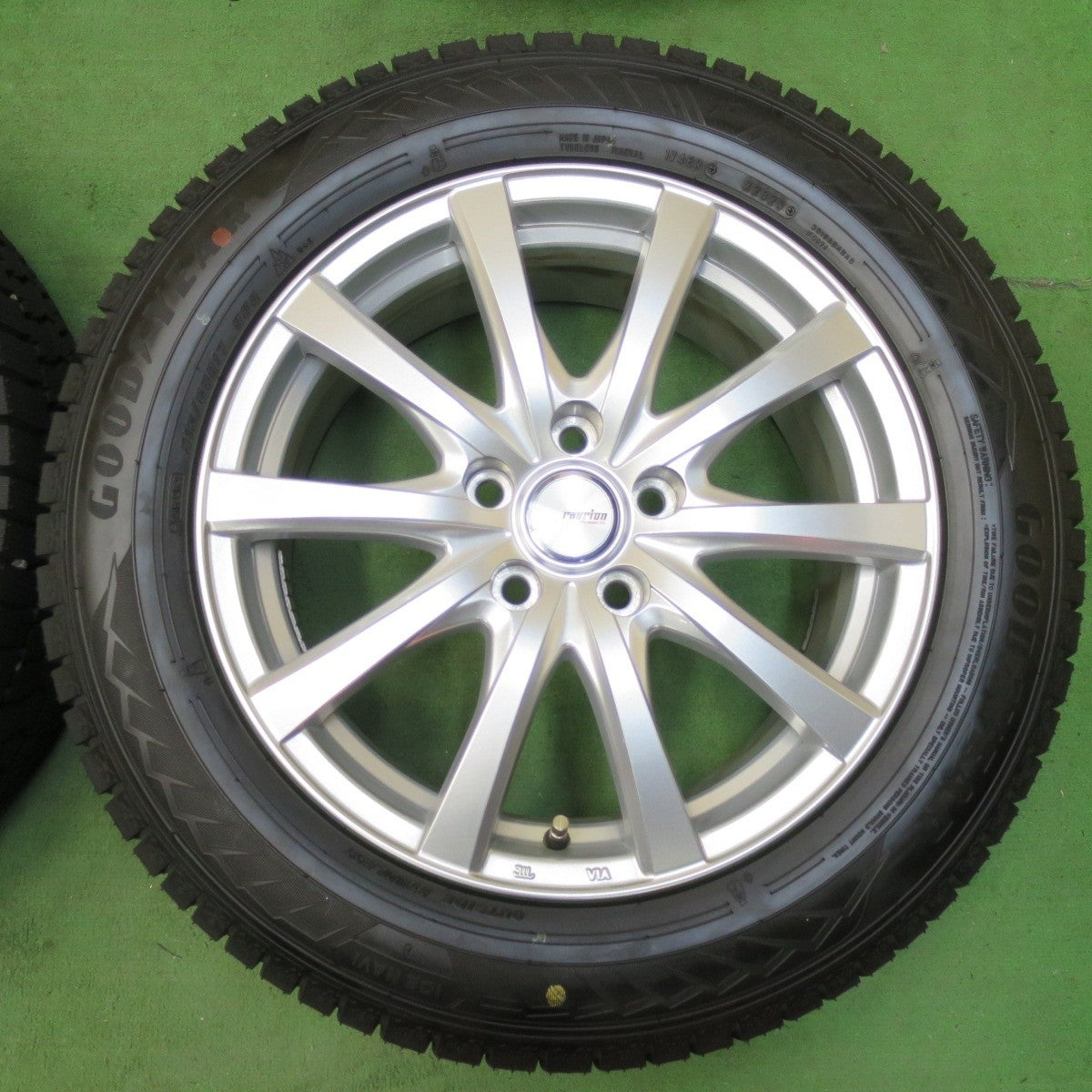 バリ溝!23年!キレイ!ほぼ10分★スタッドレス 215/60R17 グッドイヤー アイスナビ8 ravrion RS01 ラブリオン 17インチ PCD114.3/5H★4123012イス