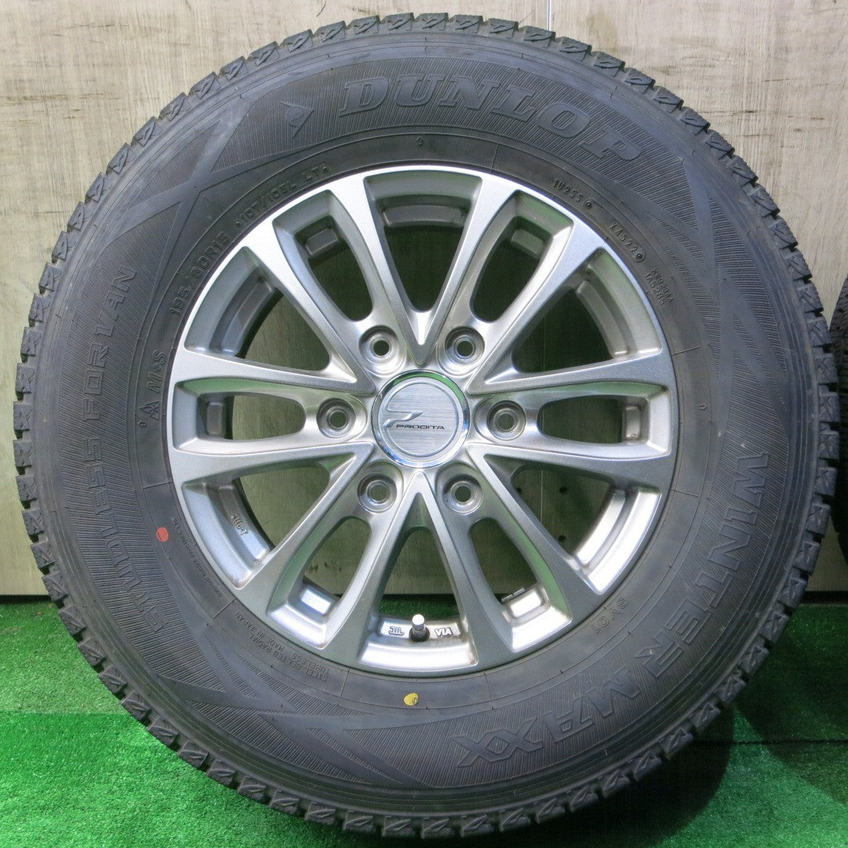 バリ溝!22年!キレイ!9.5分★スタッドレス 195/80R15 107/105L ダンロップ ウインターマックス SV01 PRODITA HC プロディータ 15インチ PCD139.7/6H★5051603NJス