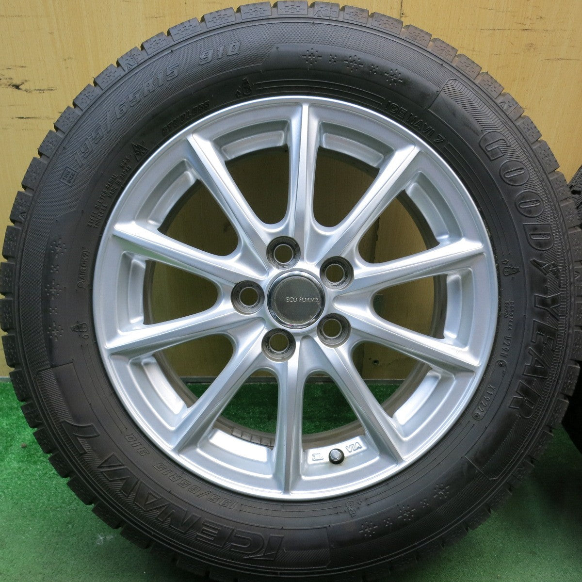 バリ溝!22年!キレイ!9.5分★プリウス 等 195/65R15 スタッドレス グッドイヤー アイスナビ7 ECO FORME エコフォルム 15インチ PCD100/5H★5091103HAス