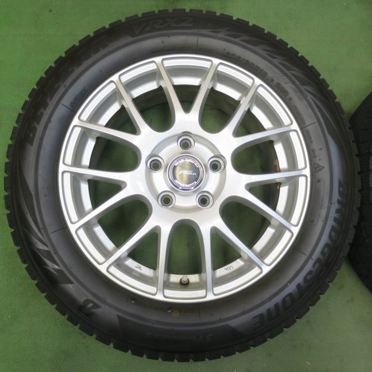 バリ溝!キレイ!9.5分★スタッドレス 205/60R16 ブリヂストン ブリザック VRX2 TOPRUN トップラン 16インチ PCD114.3/5H★5092309イス