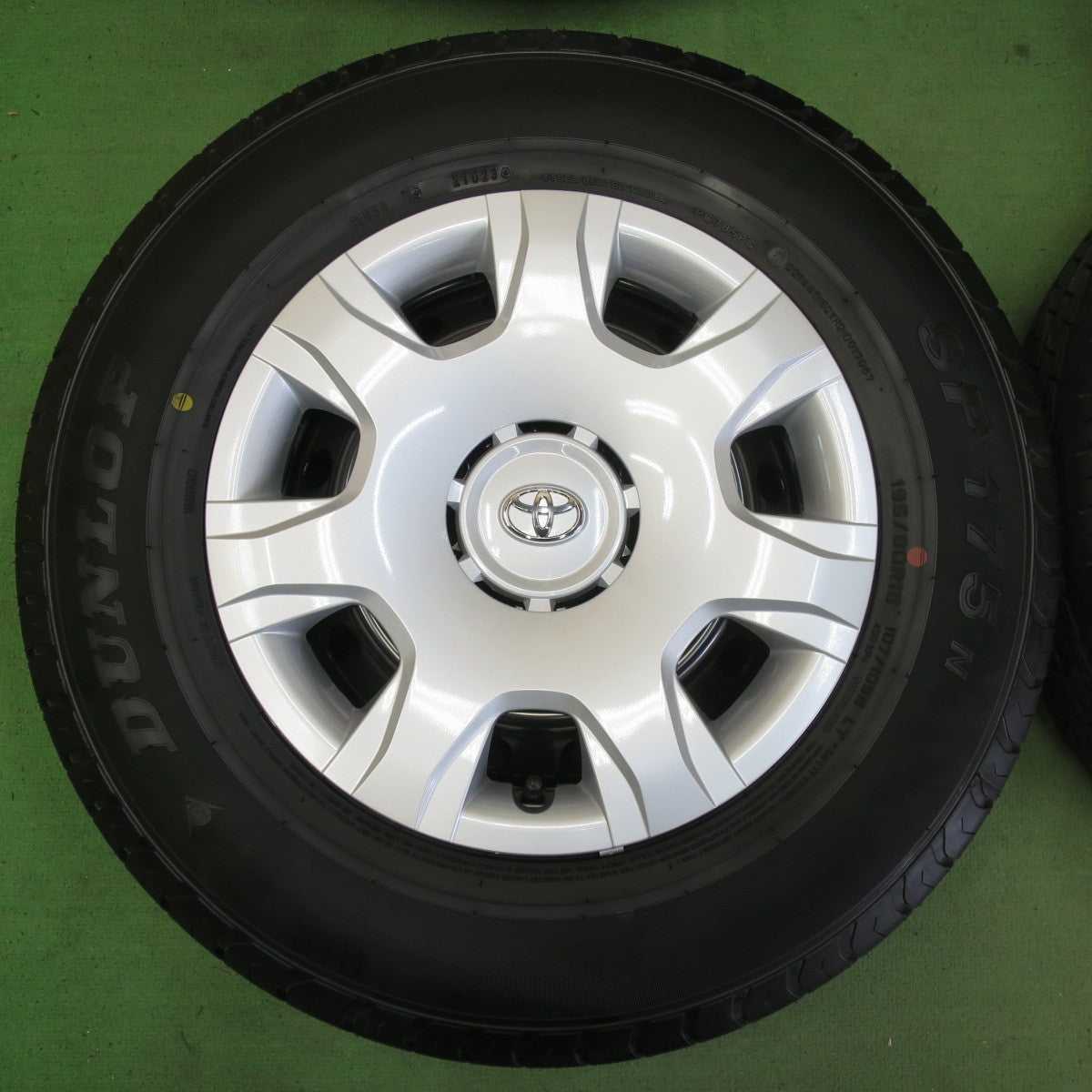 新車外し!23年★トヨタ 200系 ハイエース 純正 スチール 195/80R15 107/105N ダンロップ SP175N 15インチ PCD139.7/6H★5052611イノ