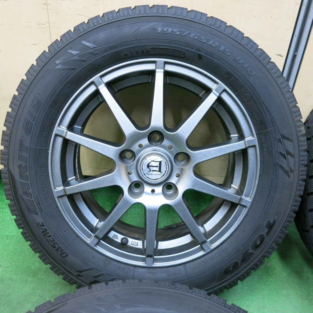 バリ溝!20年!キレイ!9.5分★スタッドレス 195/65R15 トーヨー オブザーブ ガリット GIZ Aphrodite アフロディーテ 15インチ PCD114.3/5H★4121802SYス