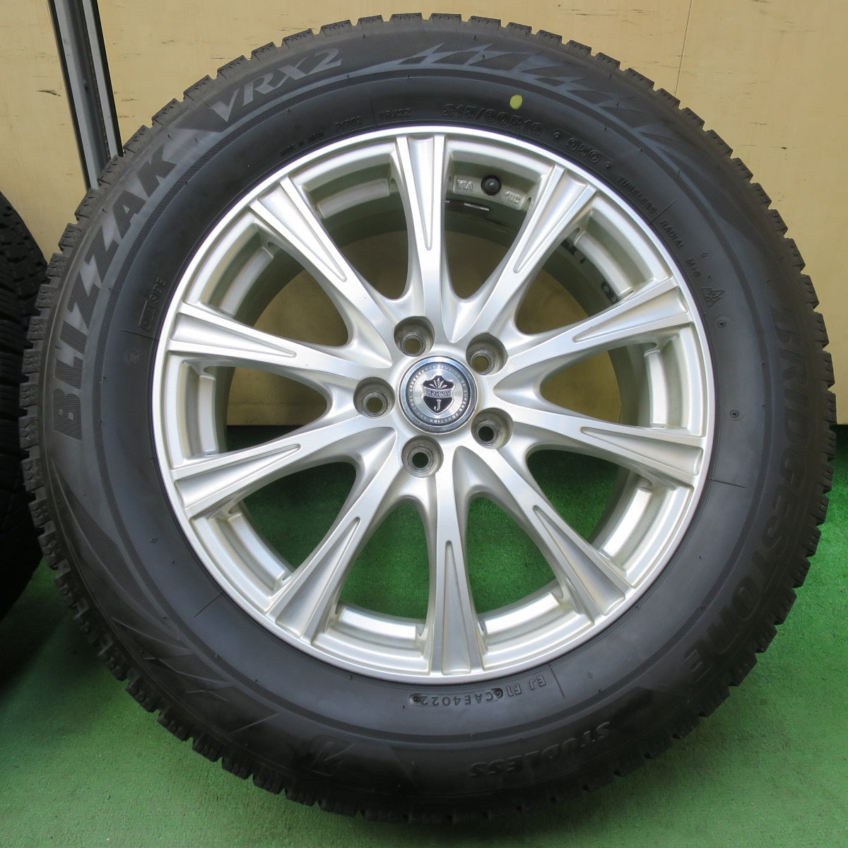 バリ溝!22年!9分★フォレスター 等 215/60R16 スタッドレス ブリヂストン ブリザック VRX2 JOKER ジョーカー 16インチ PCD100/5H★5042606イス