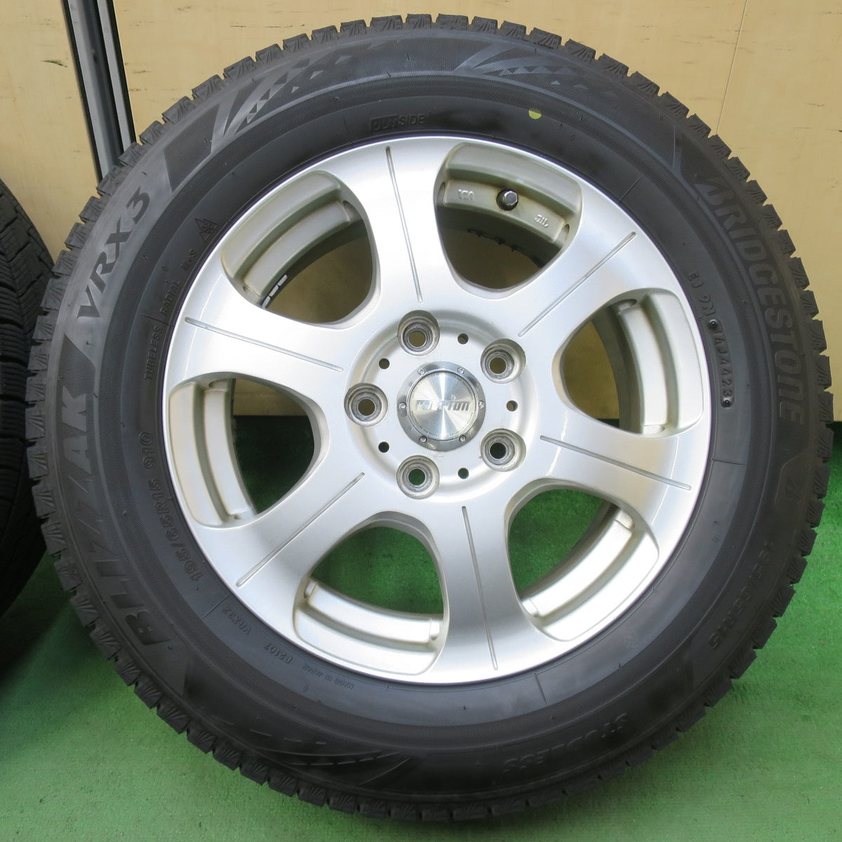 バリ溝!23年!9.5分★スタッドレス 195/65R15 ブリヂストン ブリザック VRX3 ravrion ラブリオン 15インチ PCD114.3/5H★5050208イス