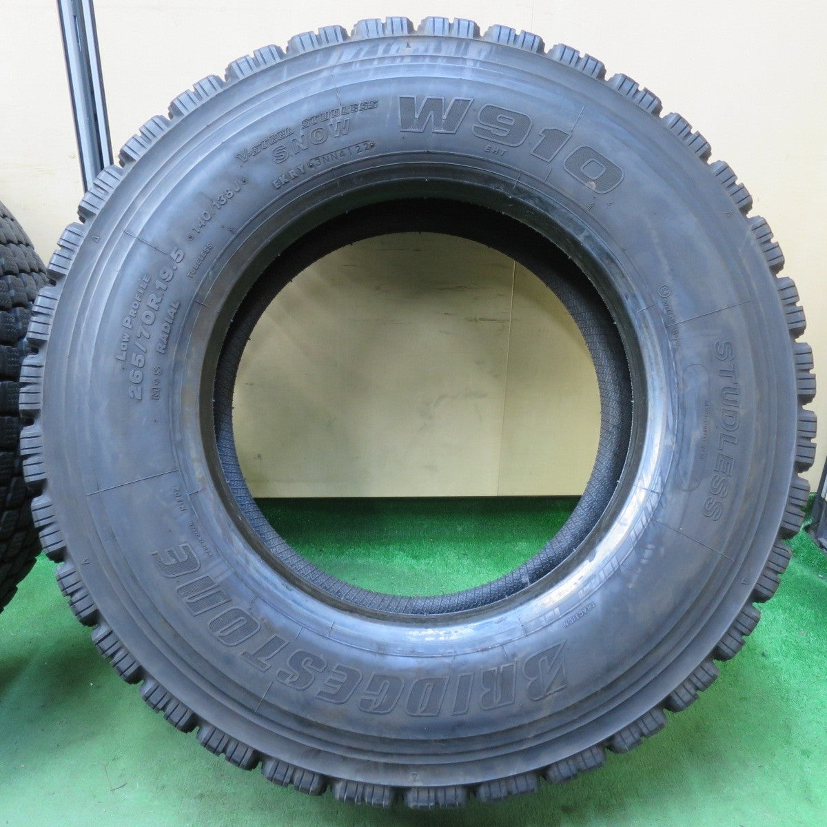 バリ溝!22年!9.5分★トラック タイヤ 265/70R19.5 140/138J スタッドレス ブリヂストン W910 19.5インチ★5021412イスタ