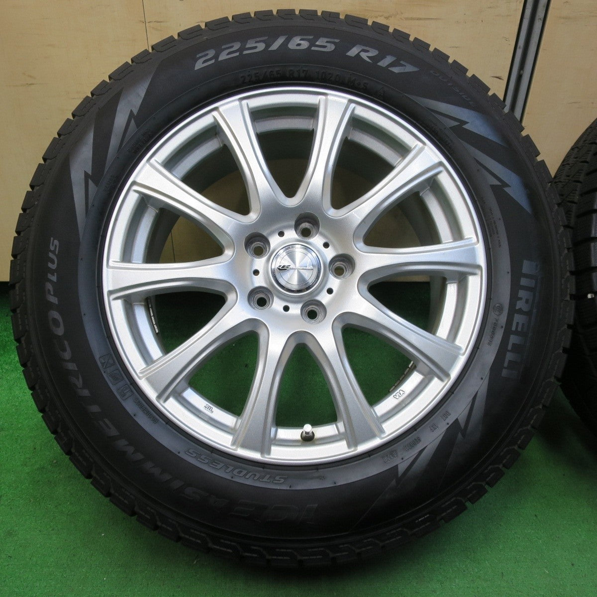 バリ溝!キレイ!8.5分★スタッドレス 225/65R17 ピレリ アイスアシンメトリコ プラス LAUFBAHN PCD114.3/5H★4070502イス