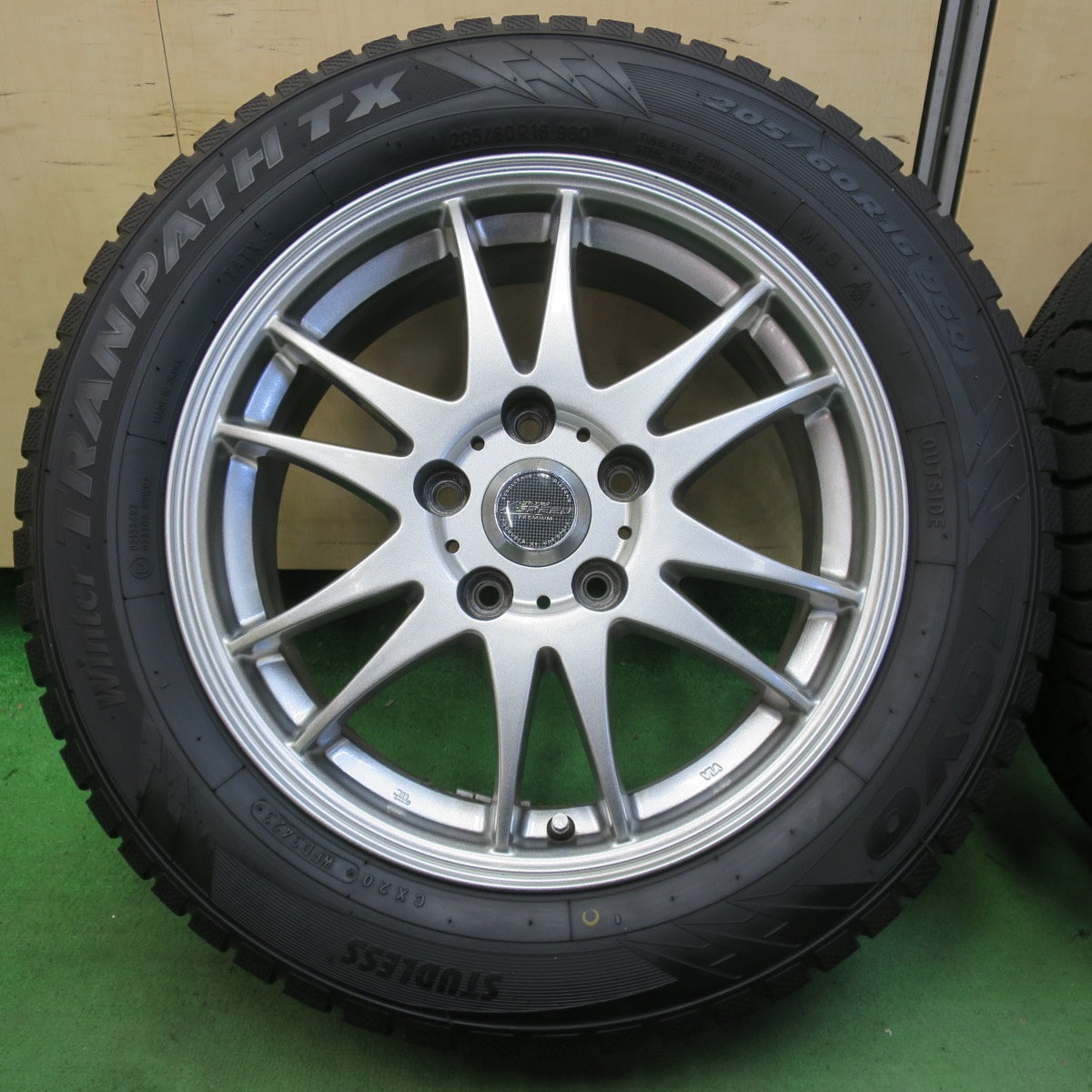バリ溝!23年!9.5分★スタッドレス 205/60R16 トーヨー ウインター トランパス TX X CROSS SPEED PREMIUM 16インチ PCD114.3/5H★5051312イス