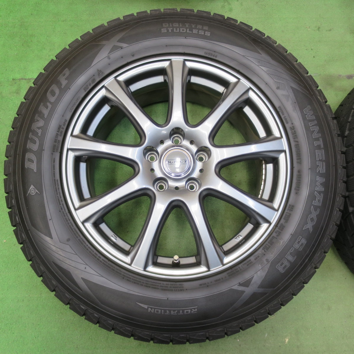 バリ溝!キレイ!9.5分★スタッドレス 235/65R17 ダンロップ ウインターマックス SJ8 DUFACT デュファクト 17インチ PCD114.3/5H★5092601イス