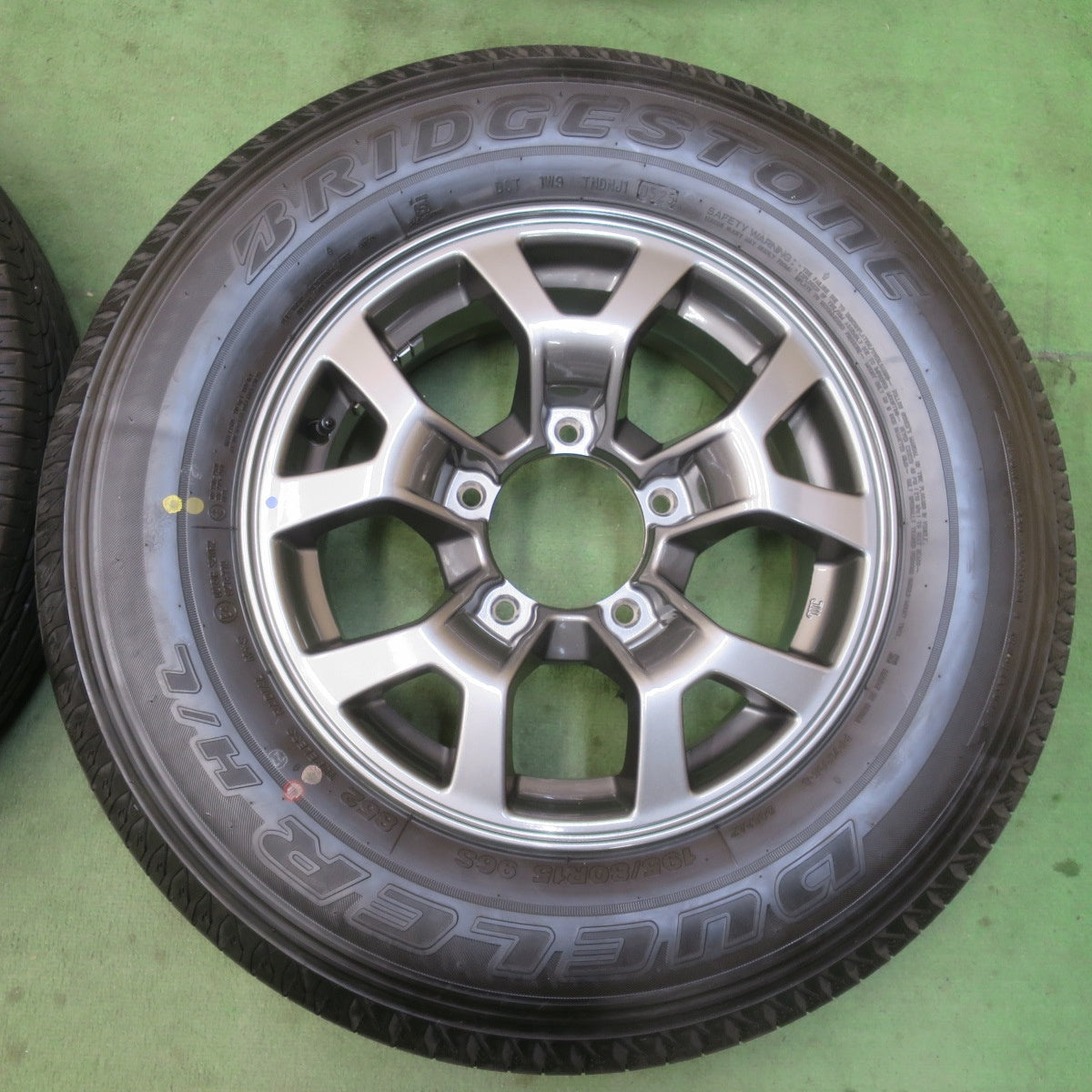 新車外し!25年★スズキ JB74W ジムニー シエラ 純正 195/80R15 ブリヂストン デューラー H/L 852 DUELER 15インチ PCD139.7/5H★6021903イノ