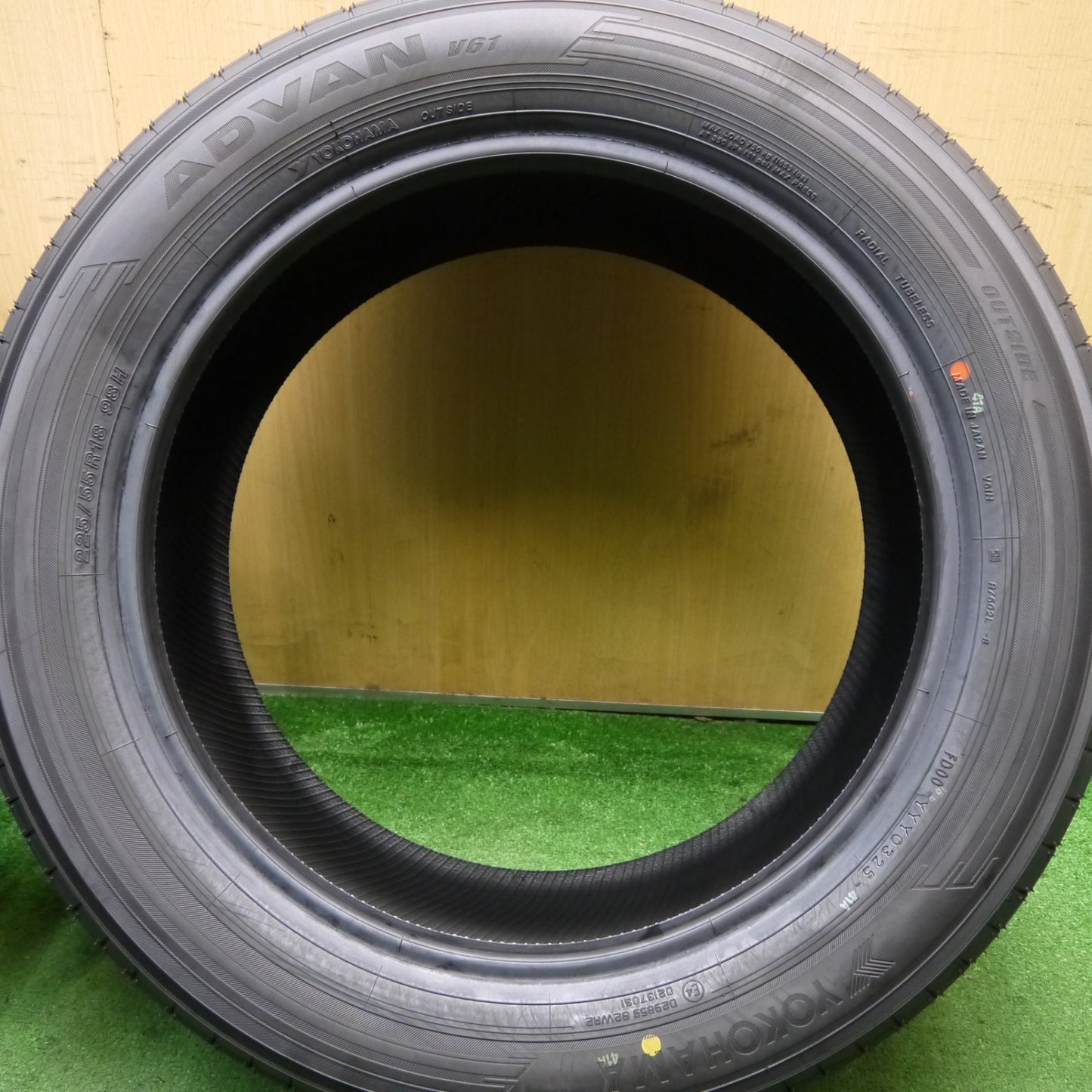 新車外し!25年★225/55R18 ヨコハマ アドバン V61 タイヤ 18インチ レクサス LBX エクストレイル フォレスター デリカD:5 等★5062306Hノタ