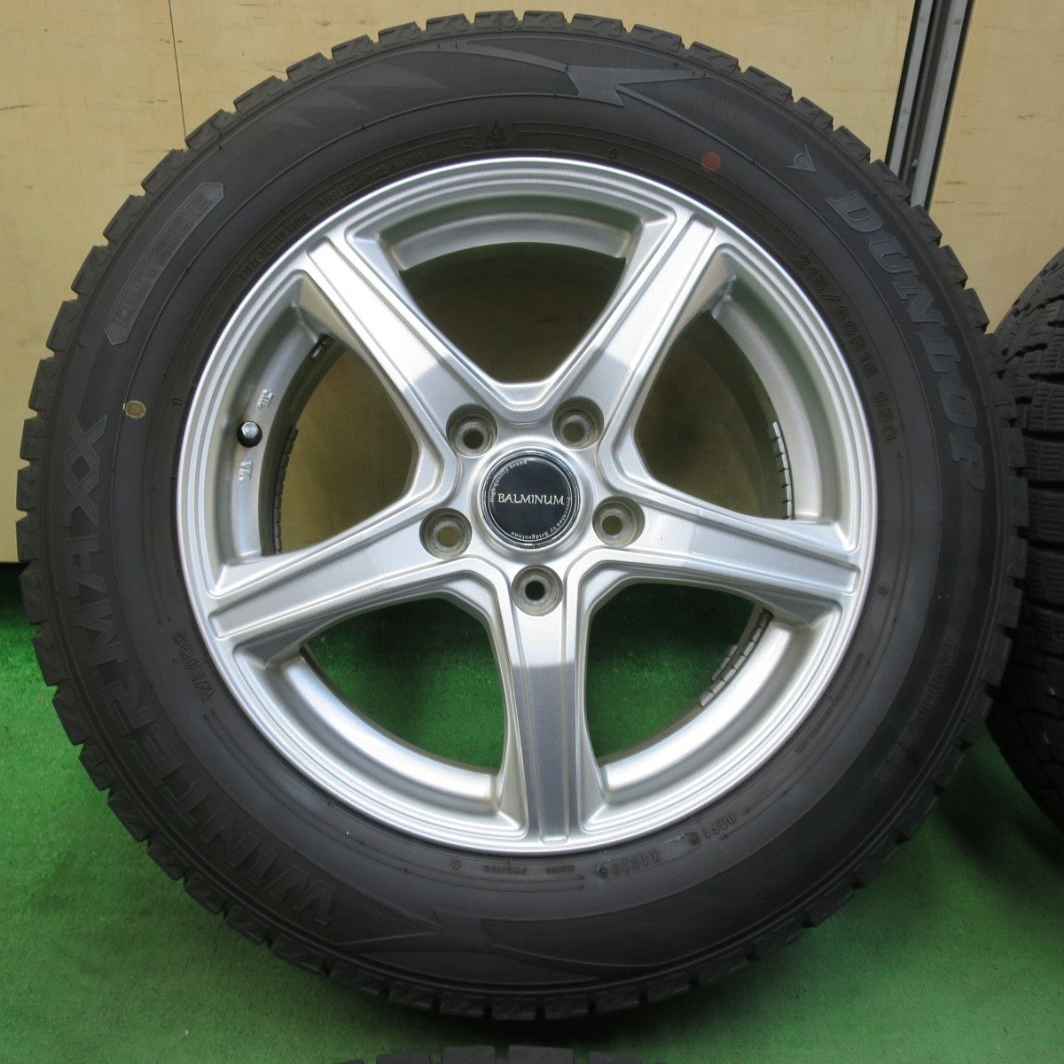 バリ溝!キレイ!9.5分★スタッドレス 215/60R16 ダンロップ ウインターマックス WM02 BALMINUM バルミナ 16インチ PCD114.3/5H★5031303イス