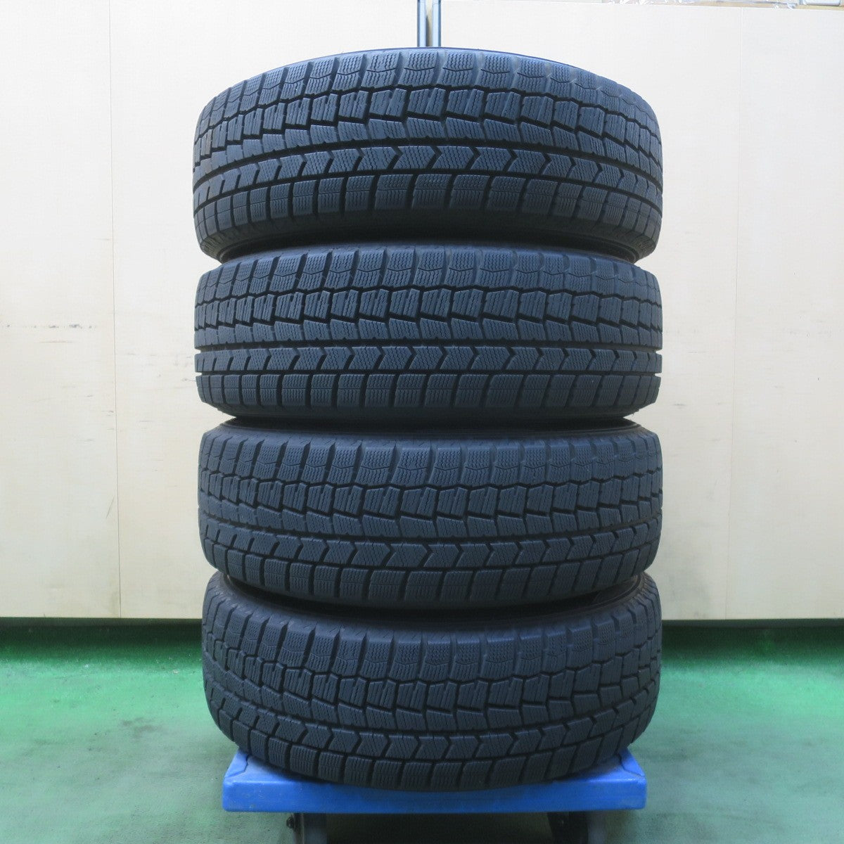 バリ溝!キレイ!9.5分★スタッドレス 185/65R15 ダンロップ ウインターマックス WM02 STRANGER ストレンジャー 15インチ PCD114.3/5H★6032307イス