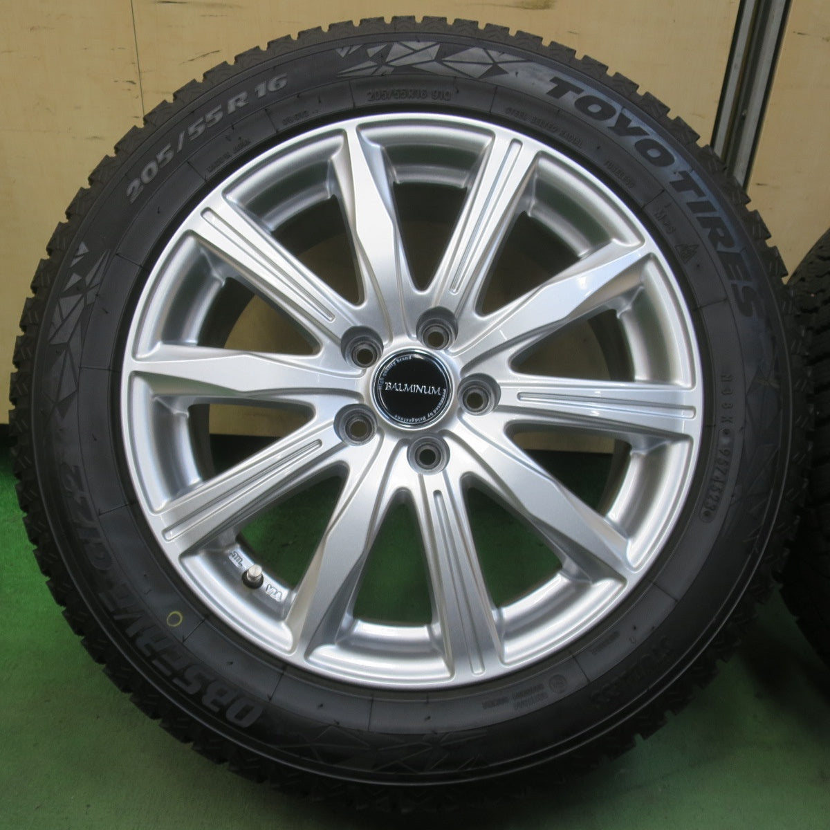 バリ溝!23年!キレイ!9.5分◎インプレッサ 等 205/55R16 スタッドレス トーヨー オブザーブ GIZ2 BALMINUM KR10 バルミナ 16インチ PCD100/5H◎6101306イス