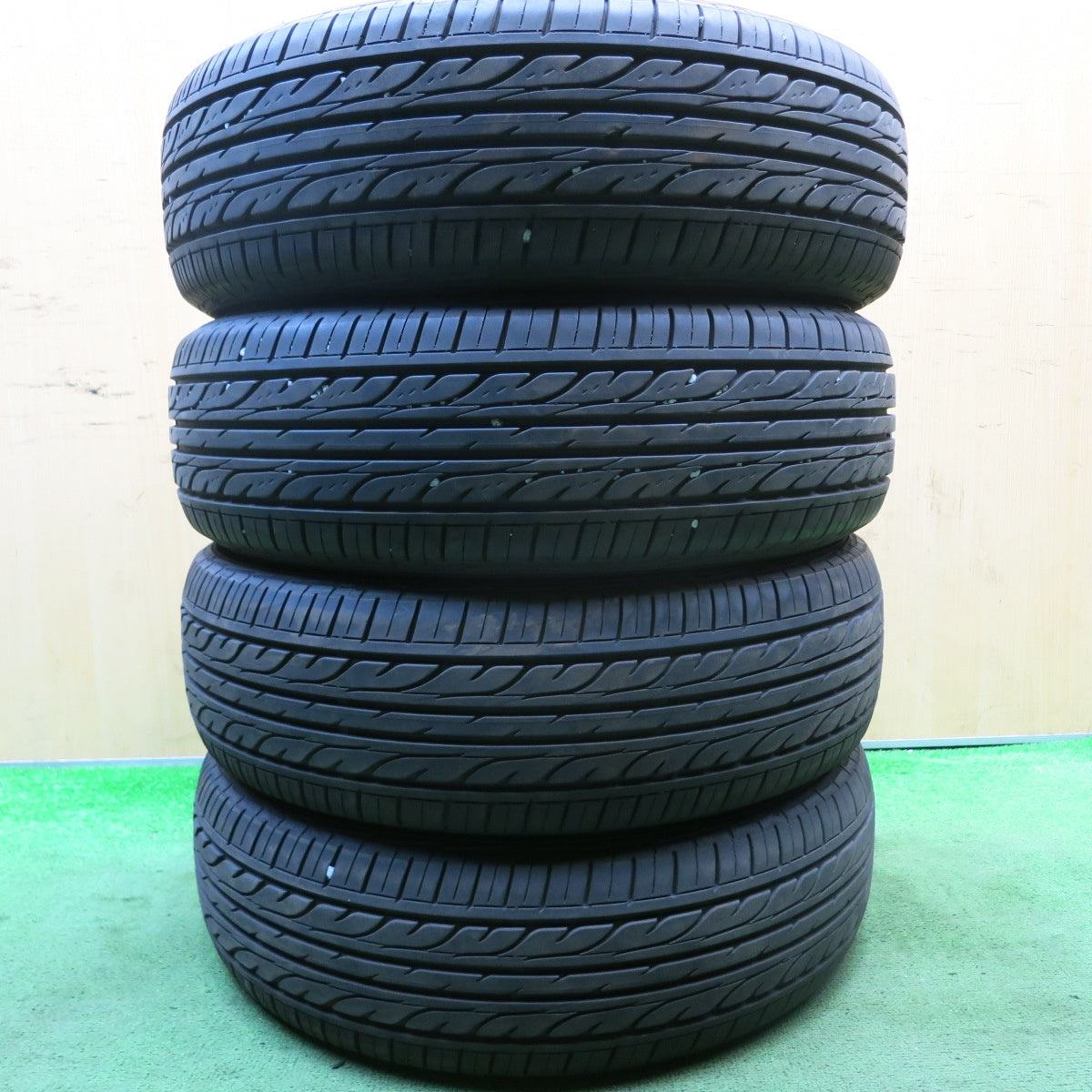 バリ溝!23年!9.5分★195/65R15 ダンロップ EC202 タイヤ 15インチ プリウス ヴォクシー ノア セレナ 等★5071704HAノタ