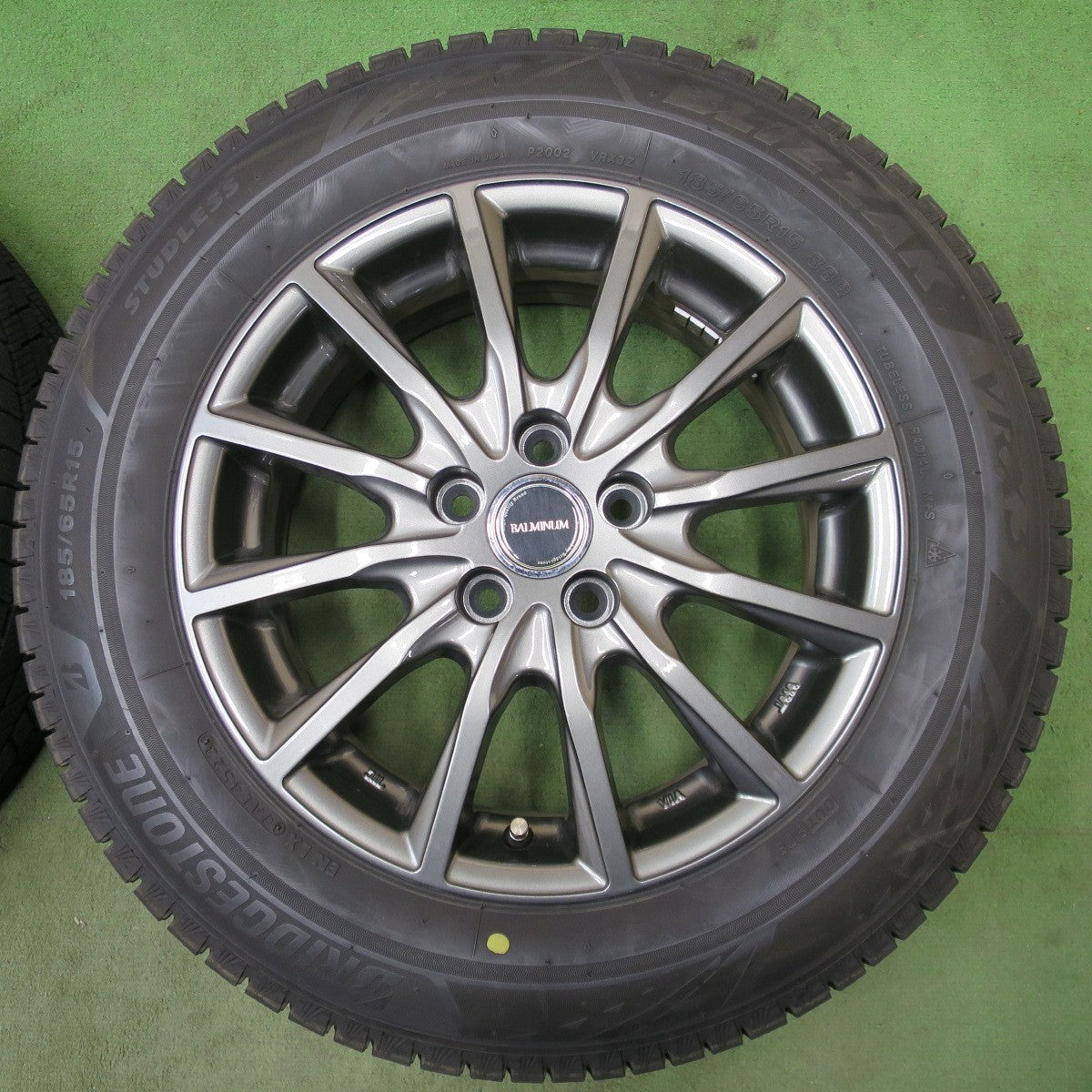 バリ溝!23年!キレイ!9.5分◎シエンタ 等 185/65R15 スタッドレス ブリヂストン ブリザック VRX3 BALMINUM AR12 バルミナ 15インチ PCD100/5H◎6101602NGス