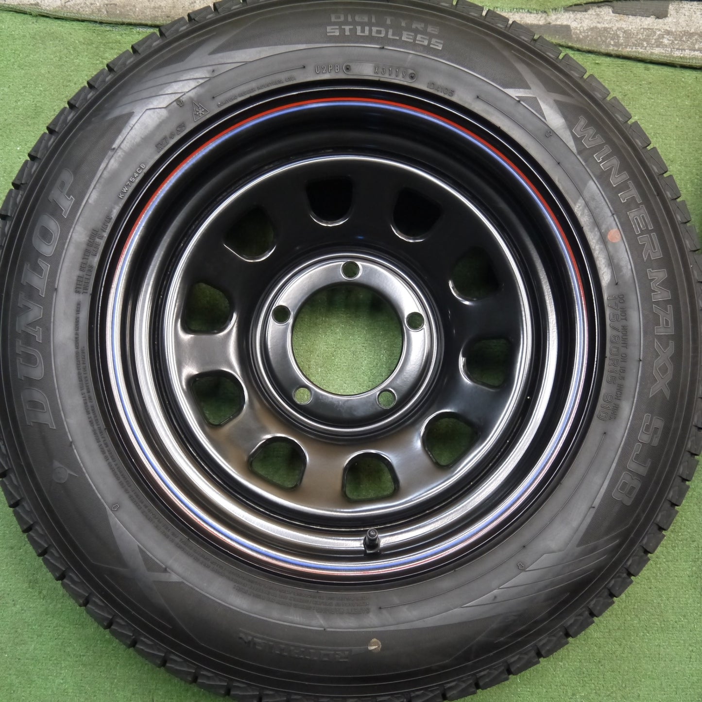 バリ溝!キレイ!9分★DAYTONA デイトナ スタッドレス 175/80R16 ダンロップ ウインターマックス SJ8 16インチ PCD139.7/5H★5082602Hス