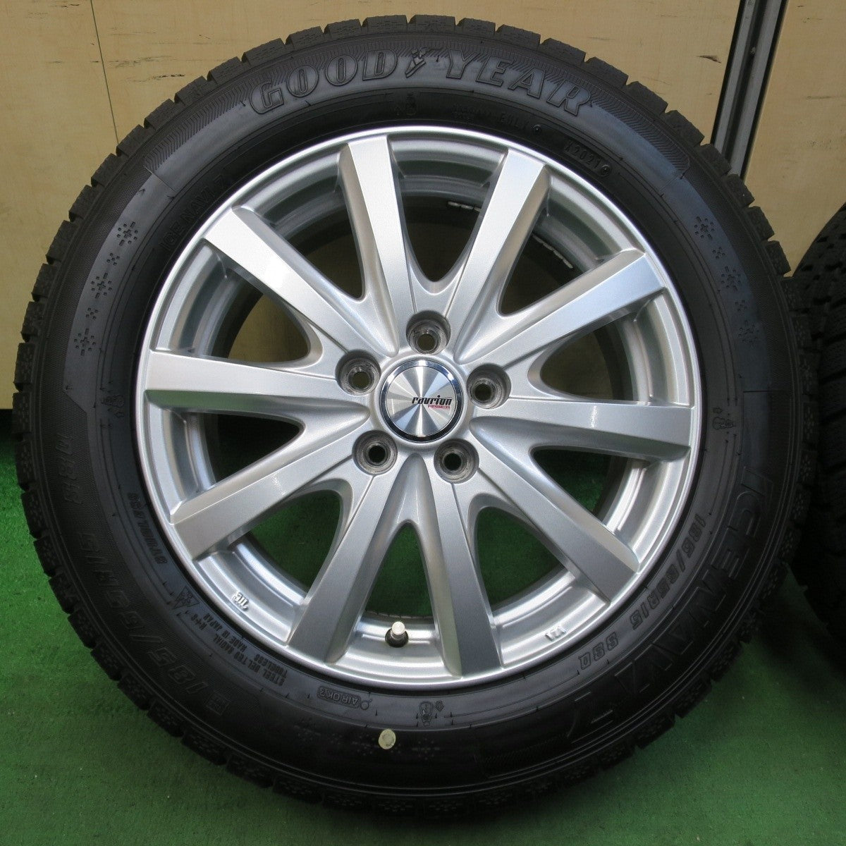 バリ溝!21年!キレイ!ほぼ10分★シエンタ 等 185/65R15 スタッドレス グッドイヤー アイスナビ7 ravrion RS01 ラブリオン 15インチ PCD100/5H★5012004イス