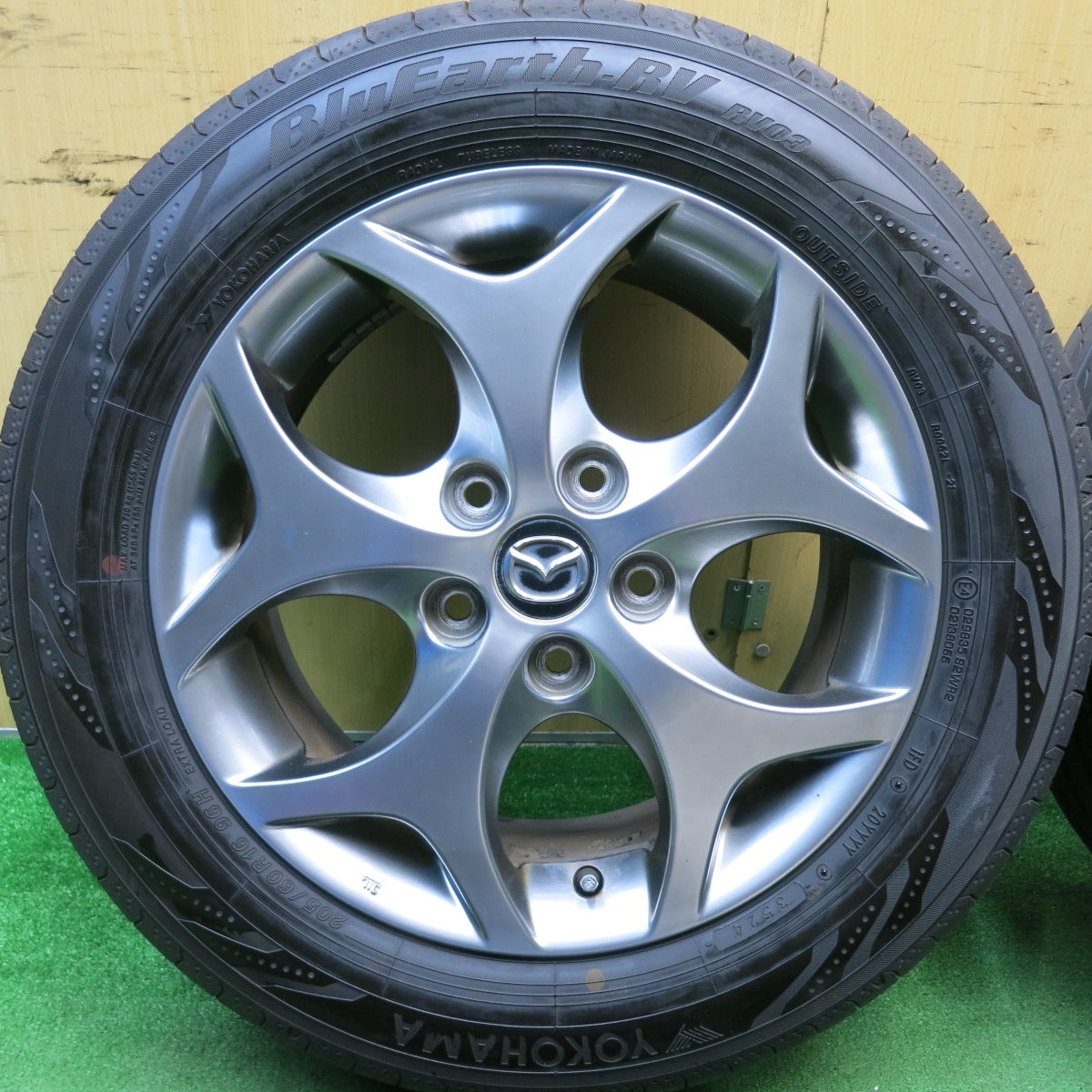 バリ溝!24年!9.5分★マツダ ビアンテ 純正 205/60R16 ヨコハマ BluEarth-RV RV03 16インチ PCD114.3/5H★5050506HAノ
